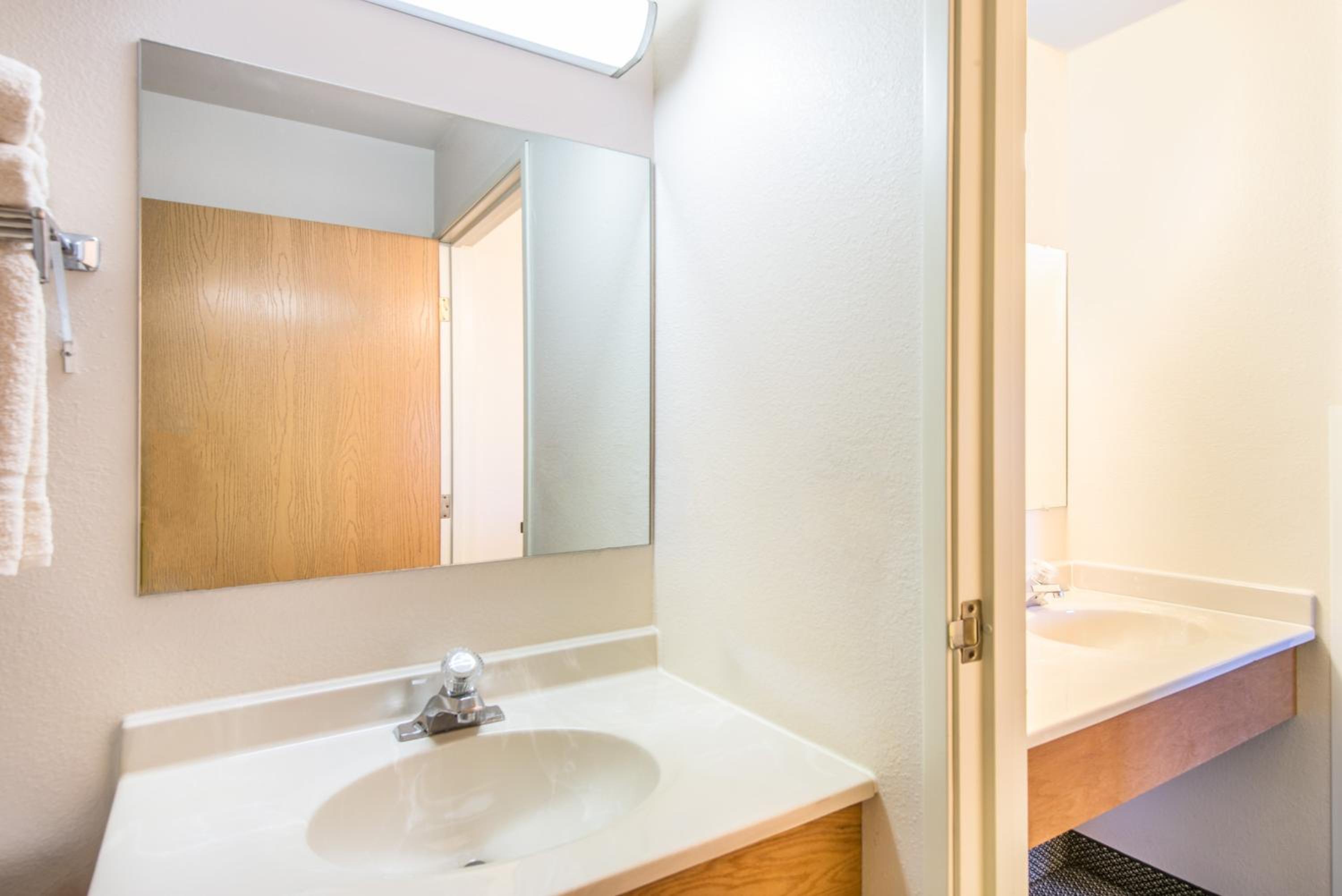 Studio Suite with Three Queen Beds - Non-Smoking - Photo 4