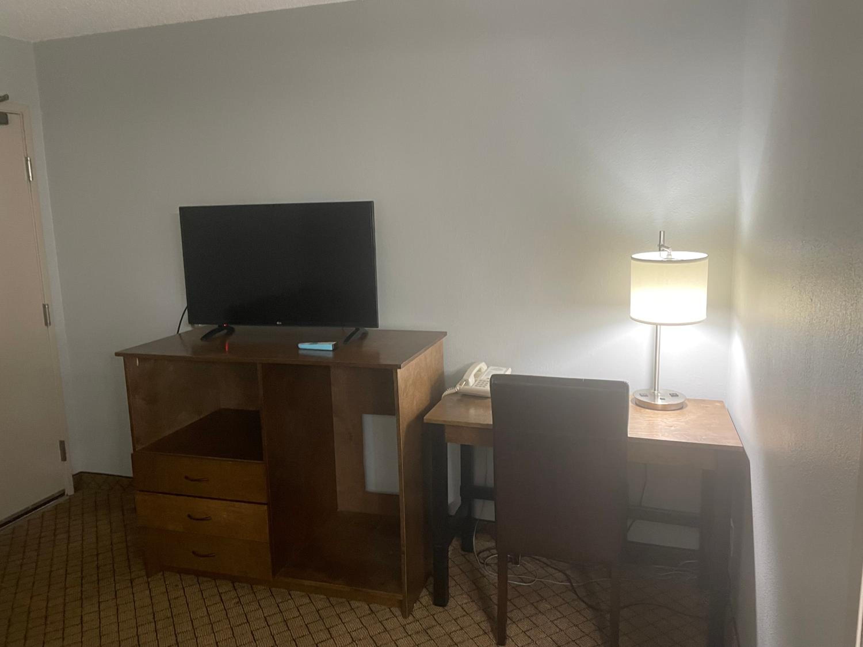 King Bed, Premier One-Bedroom Suite, Non-Smoking - Photo 2
