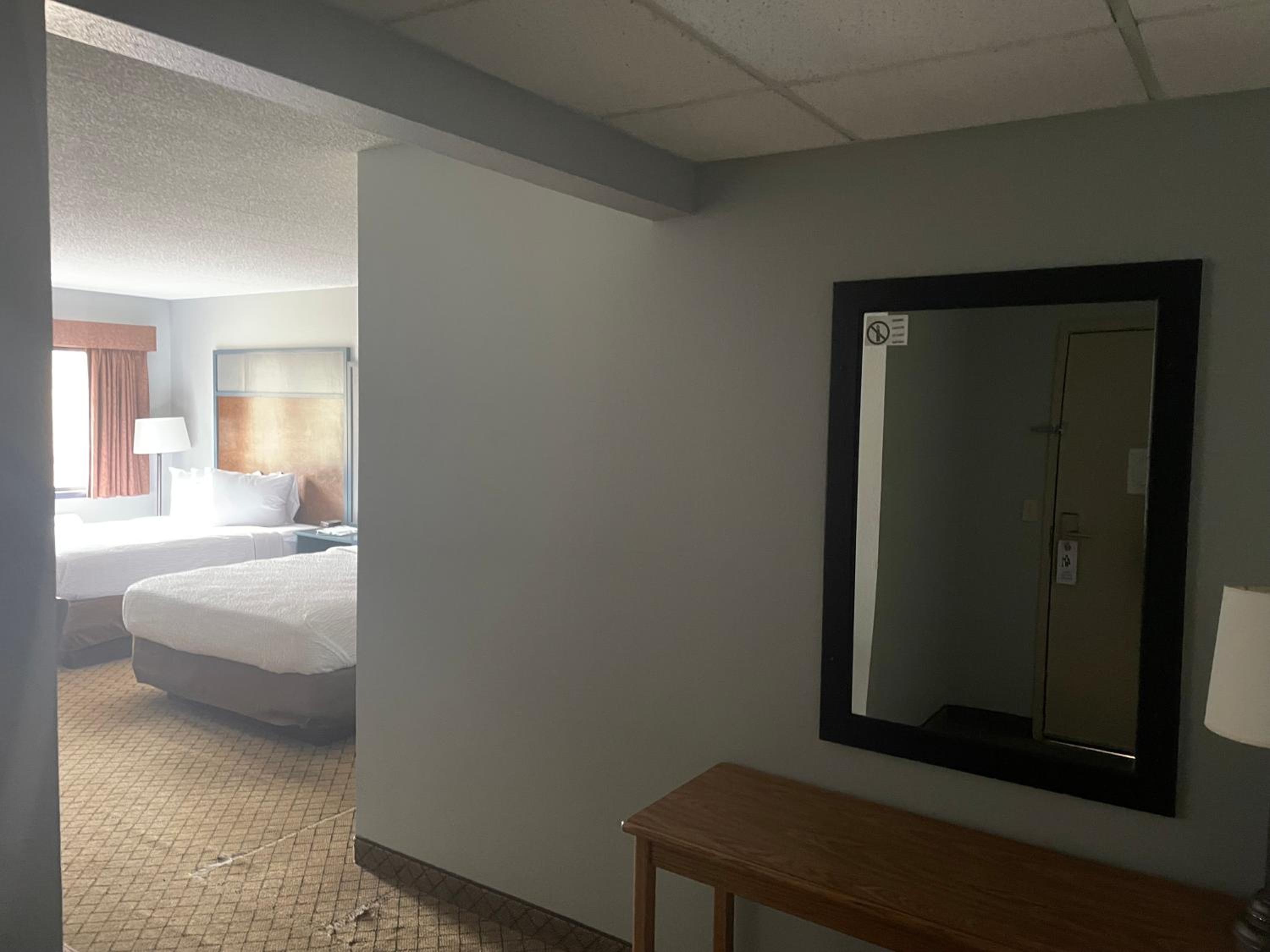 Executive Suite with two Queen Beds - Non-Smoking - Photo 4