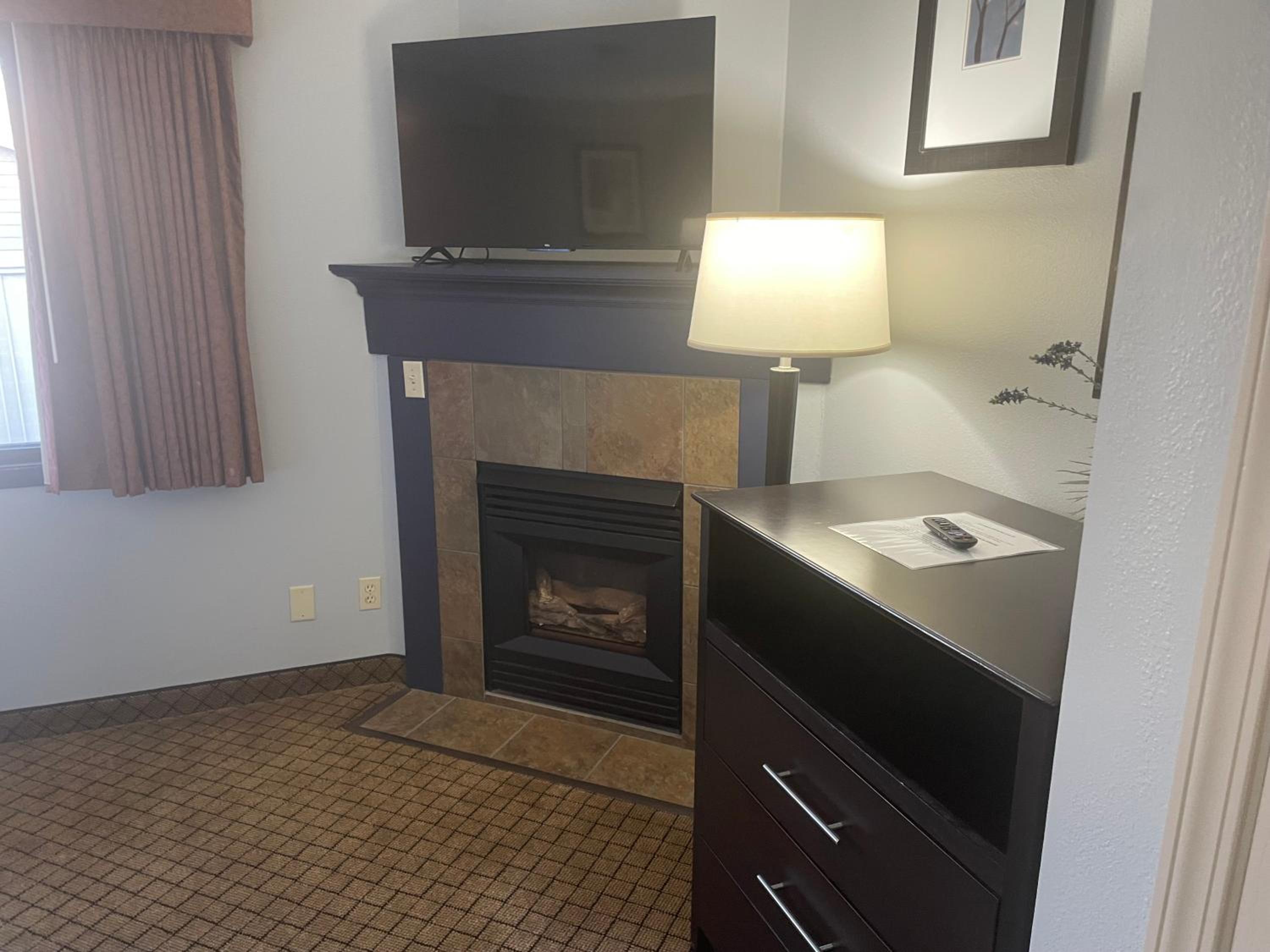 King Bed, Premier One-Bedroom Suite, Non-Smoking - Photo 3