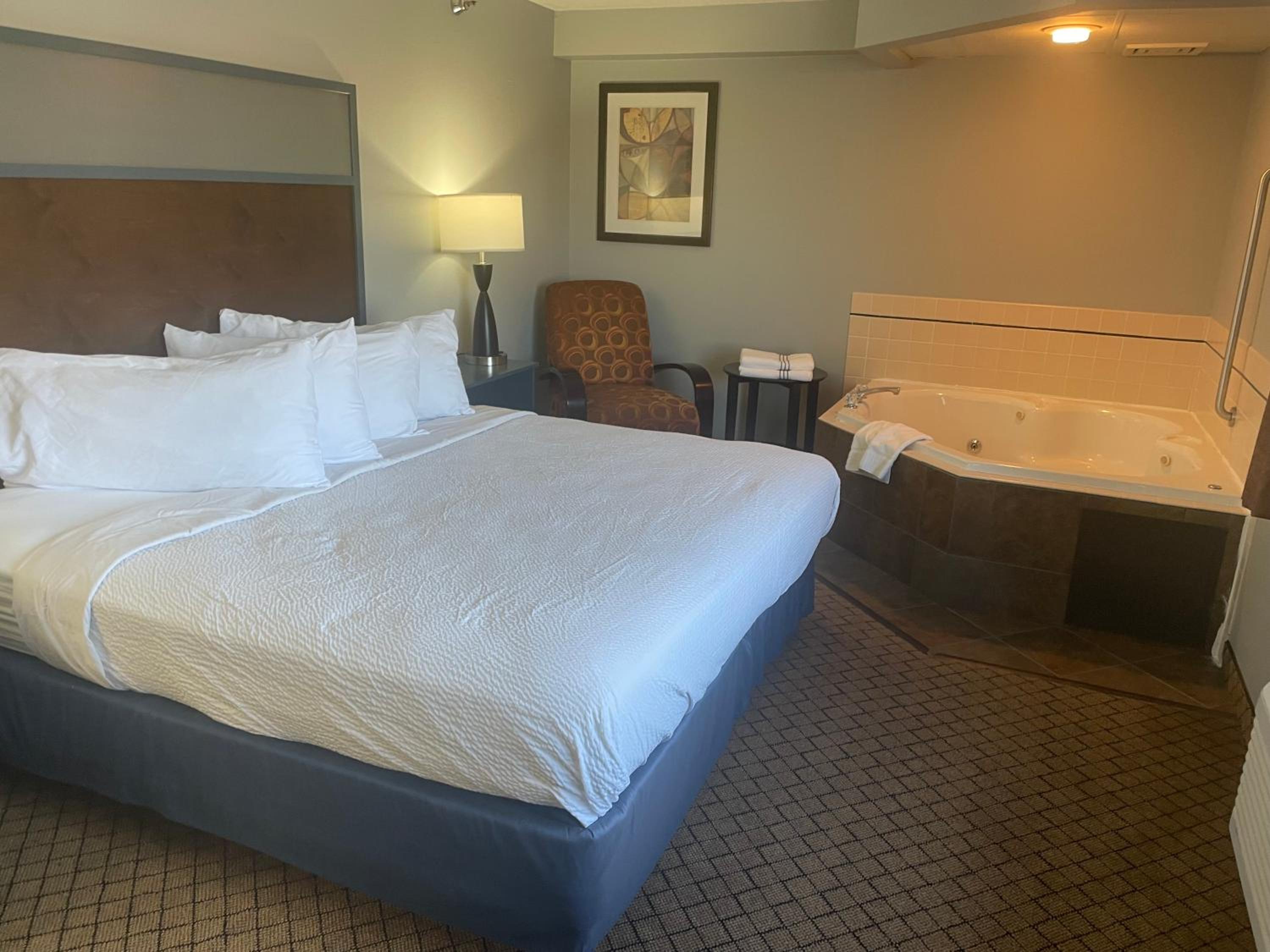 King Bed, Premier One-Bedroom Suite, Non-Smoking - Photo 5