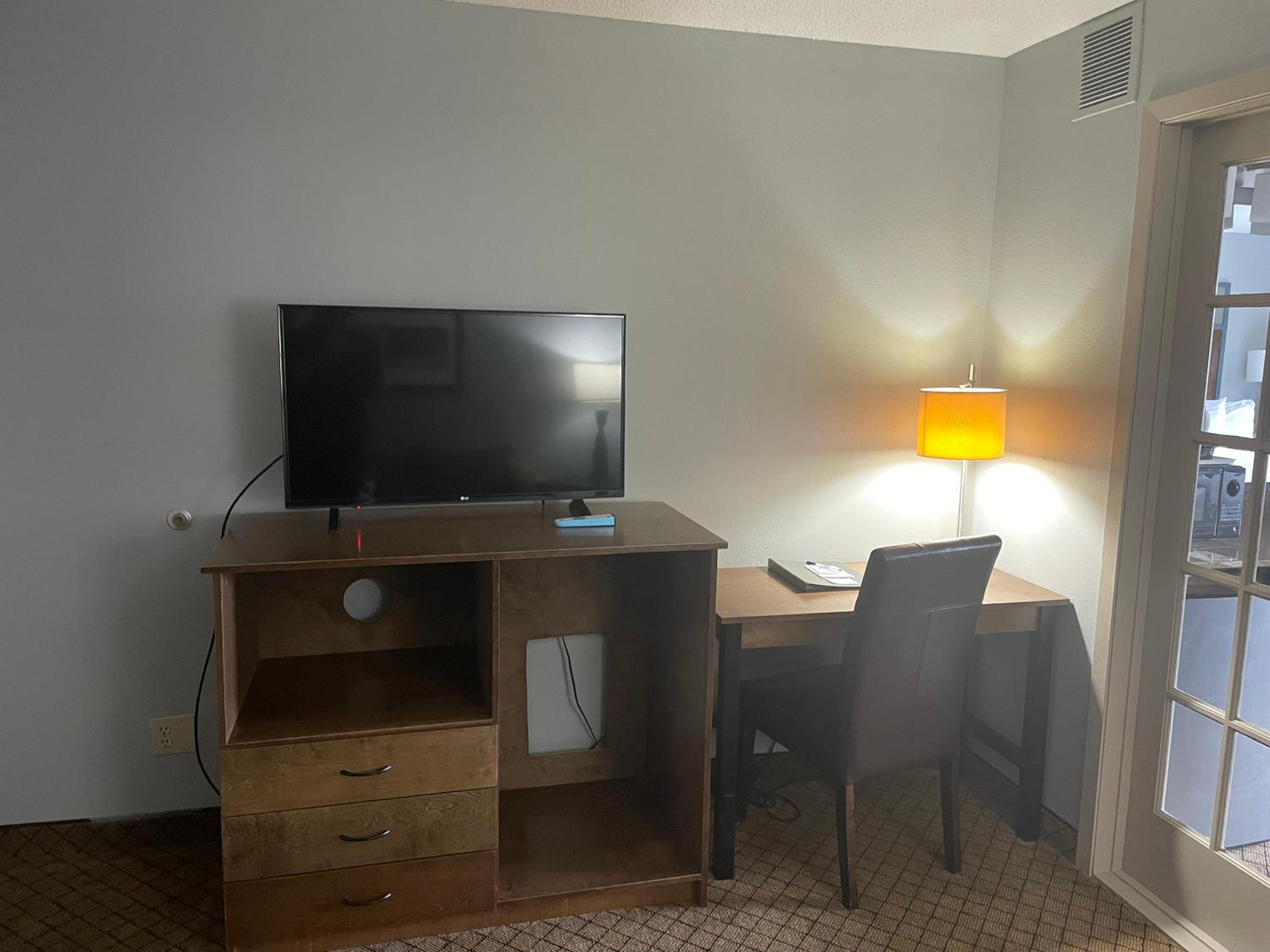 One-Bedroom King Suite - Non-Smoking - Photo 4