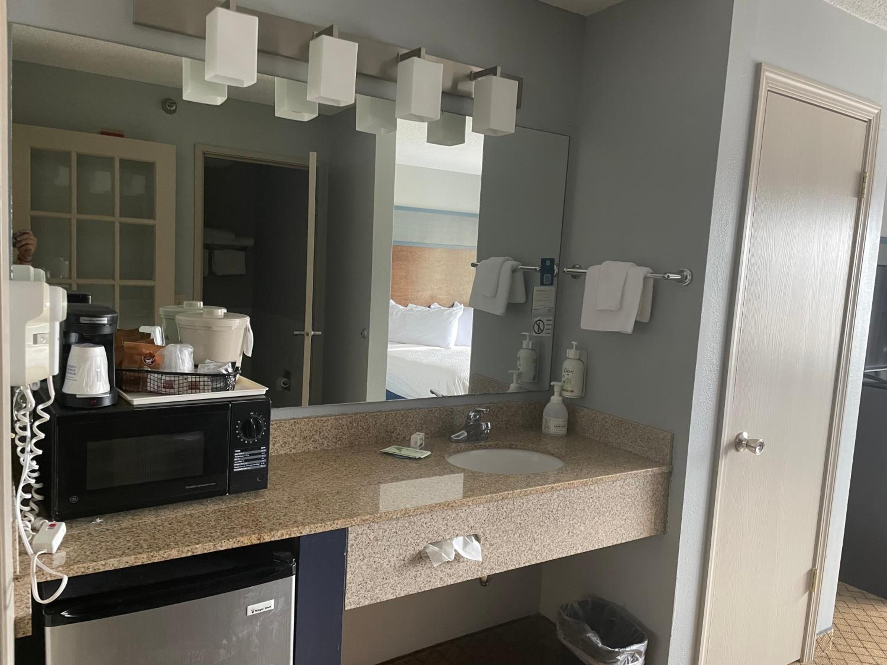 One-Bedroom King Suite - Non-Smoking - Photo 2