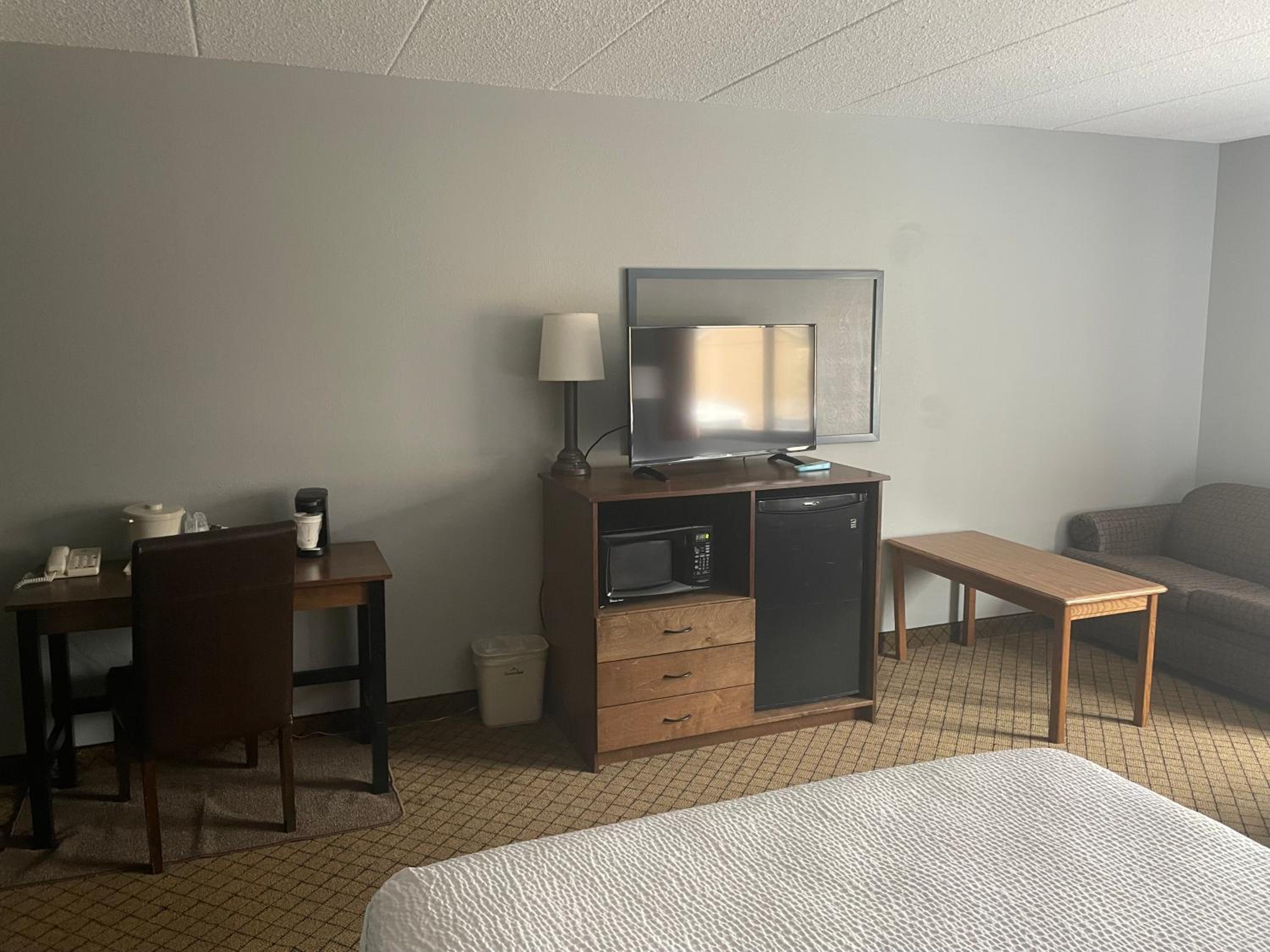 Executive Suite with two Queen Beds - Non-Smoking - Photo 2