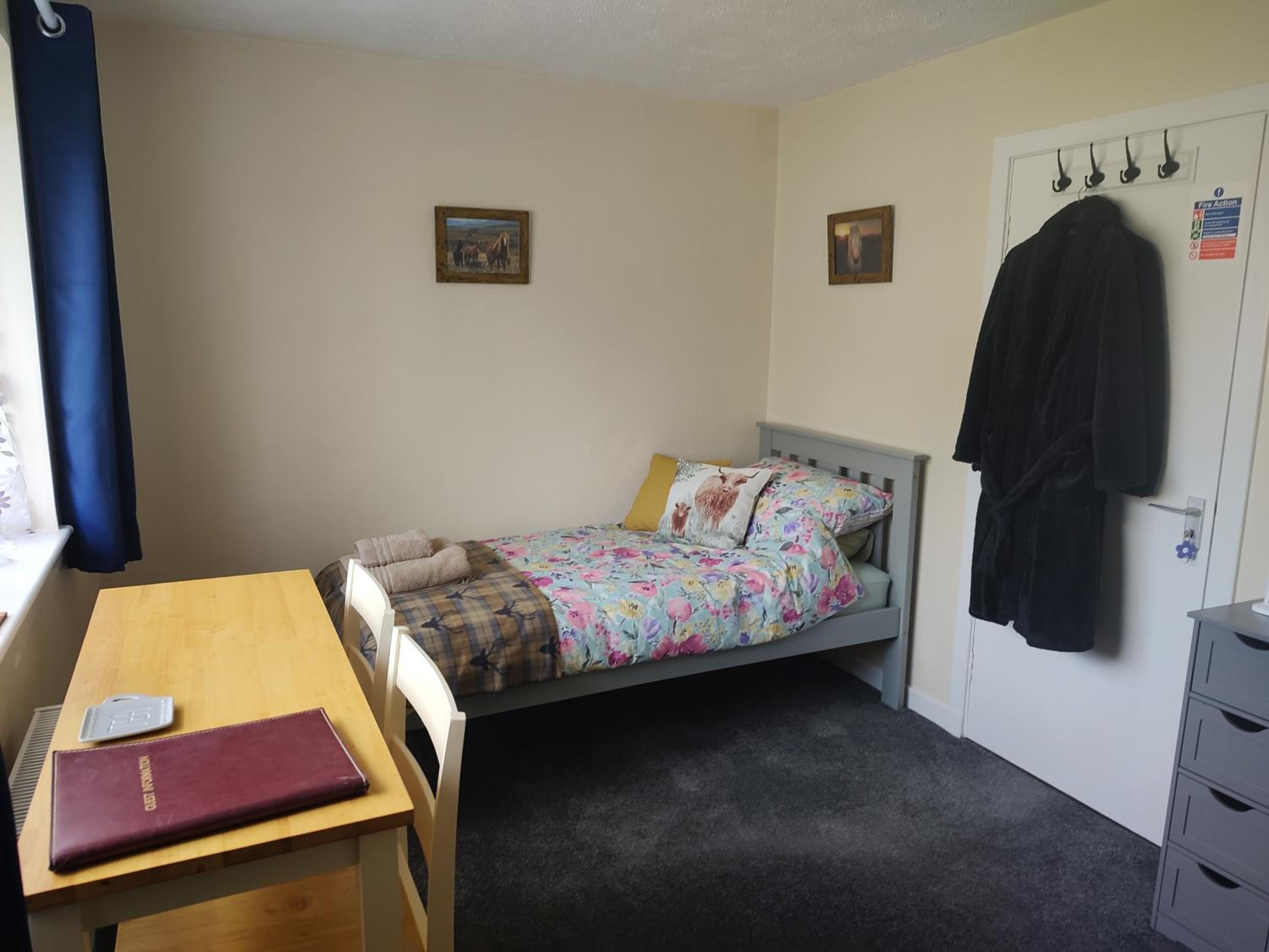 Twin Room - Photo 3