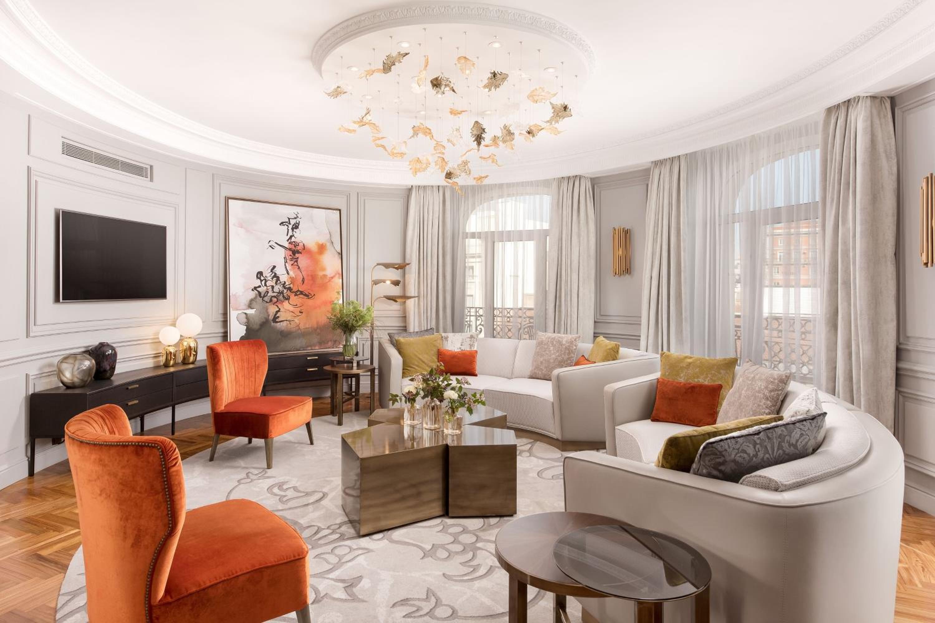 One-Bedroom Royal King Suite with Fountain View