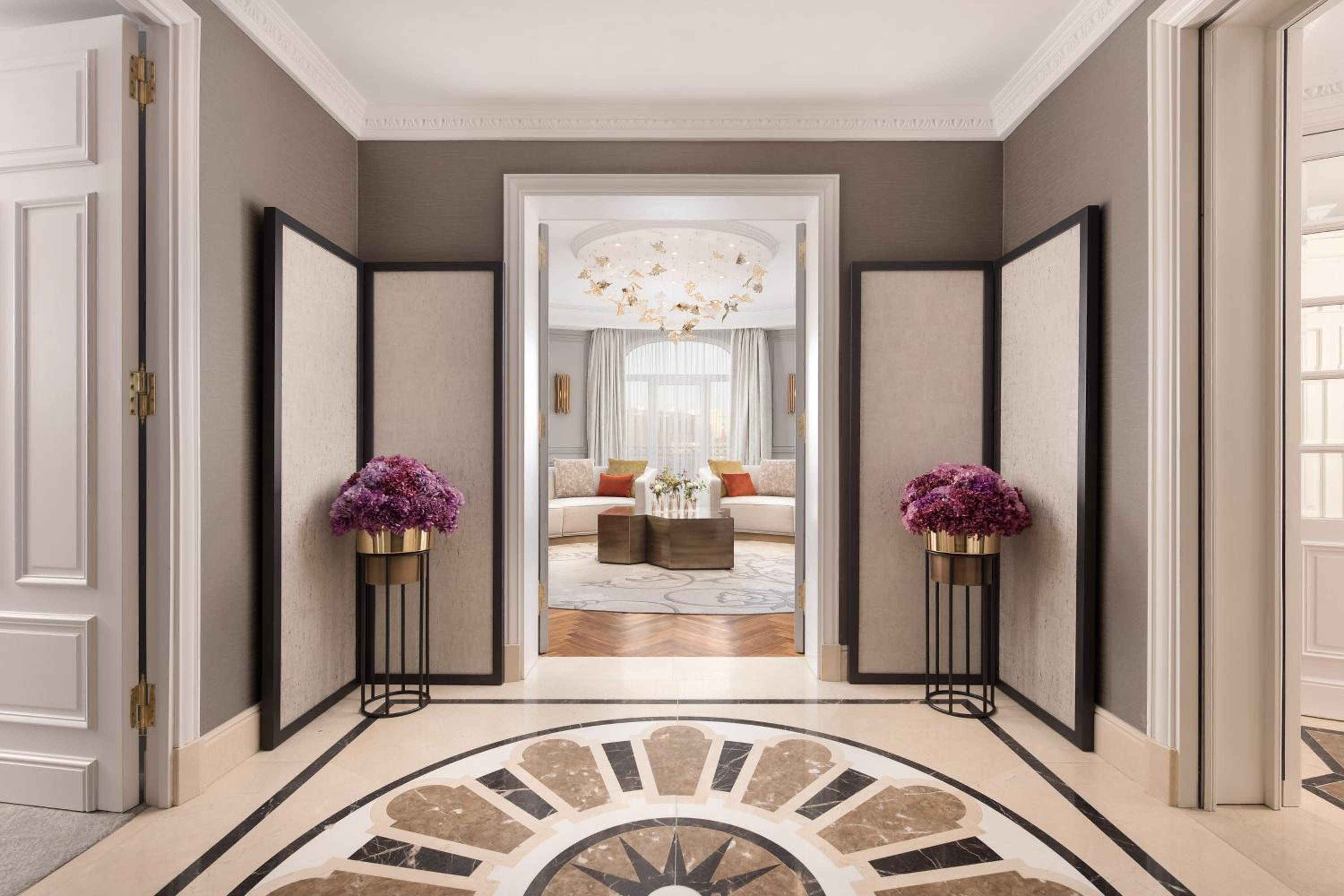 One-Bedroom Royal King Suite with Fountain View