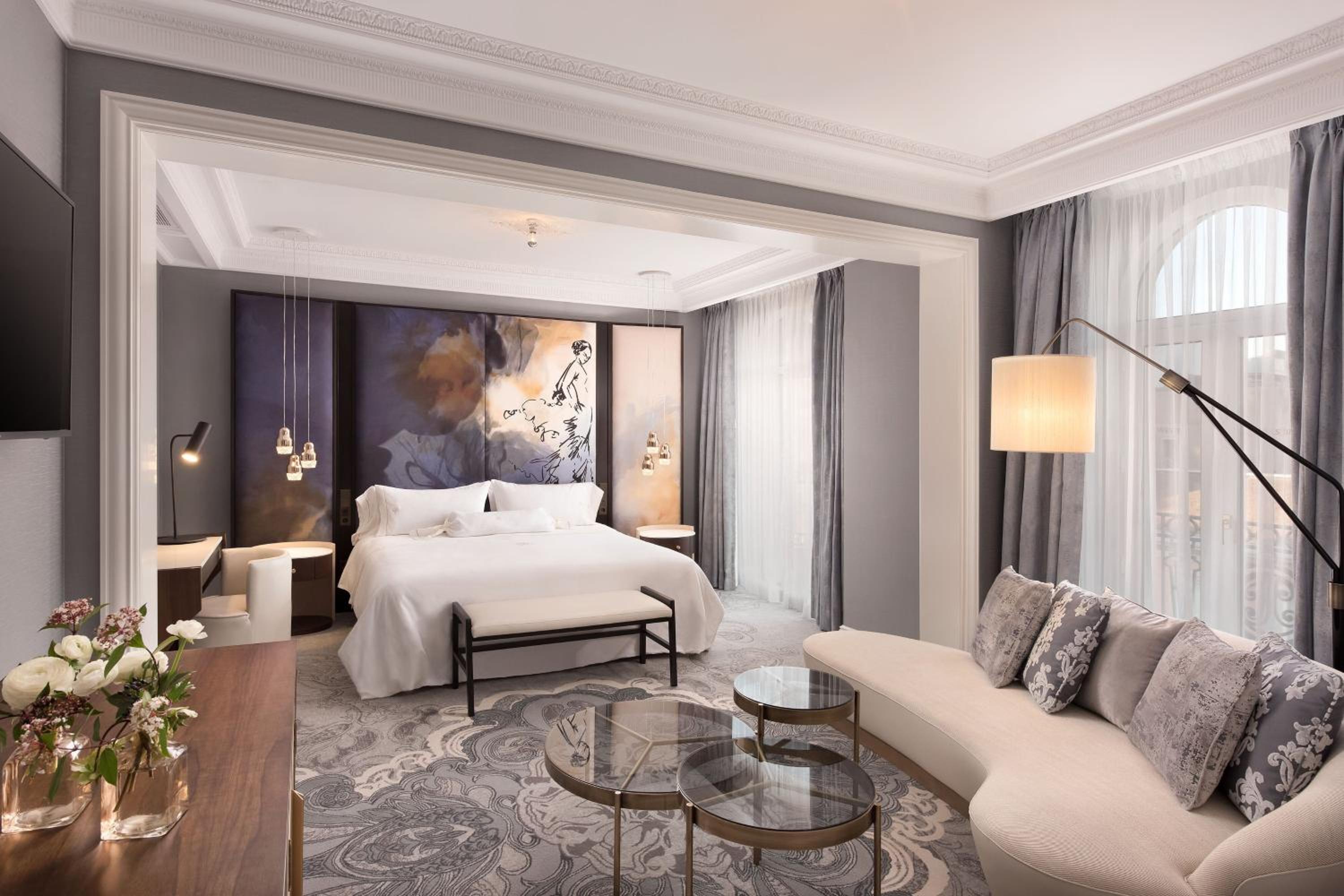 One-Bedroom Royal King Suite with Fountain View thumbnail 5