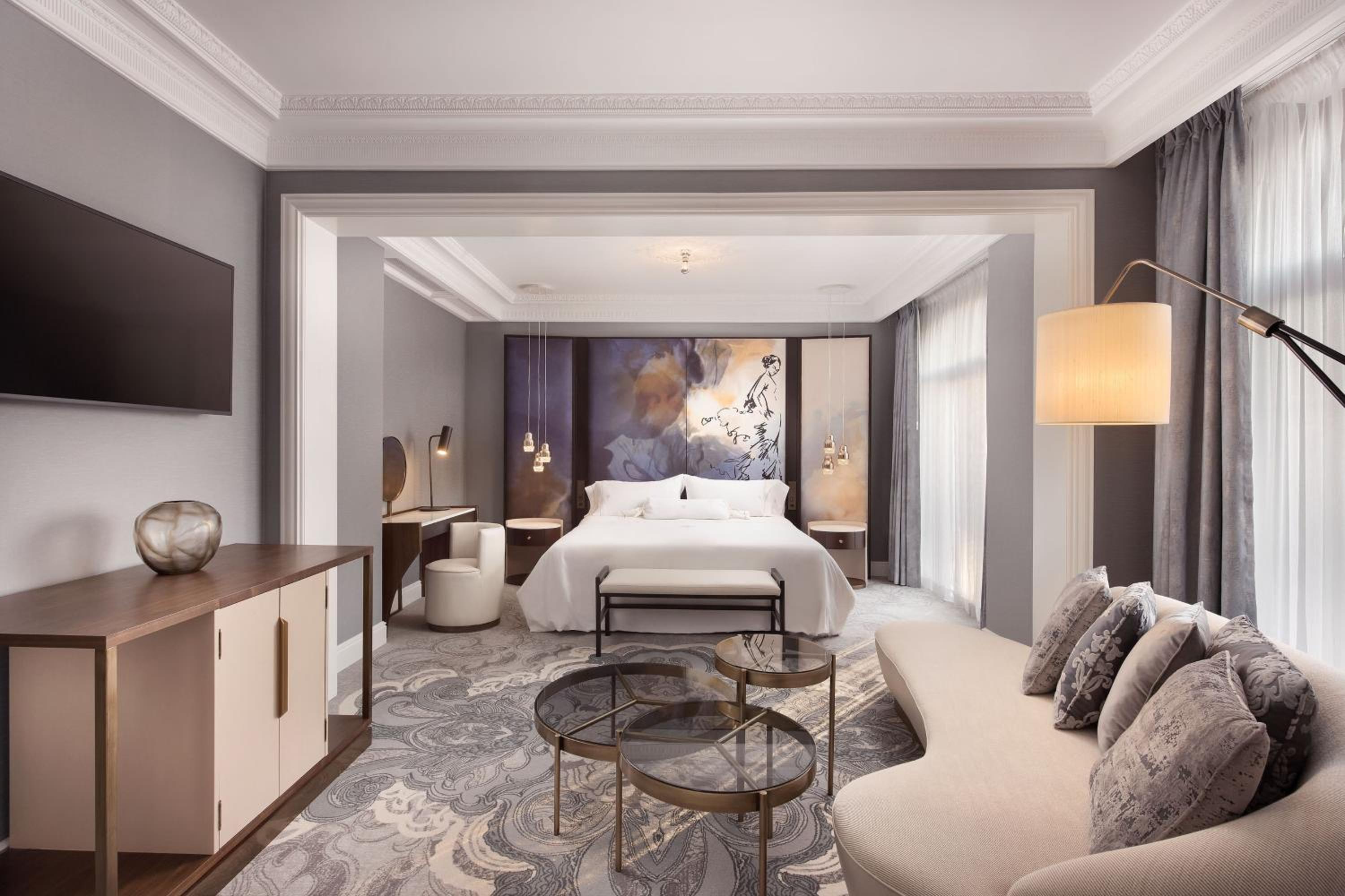 One-Bedroom Royal King Suite with Fountain View thumbnail 6