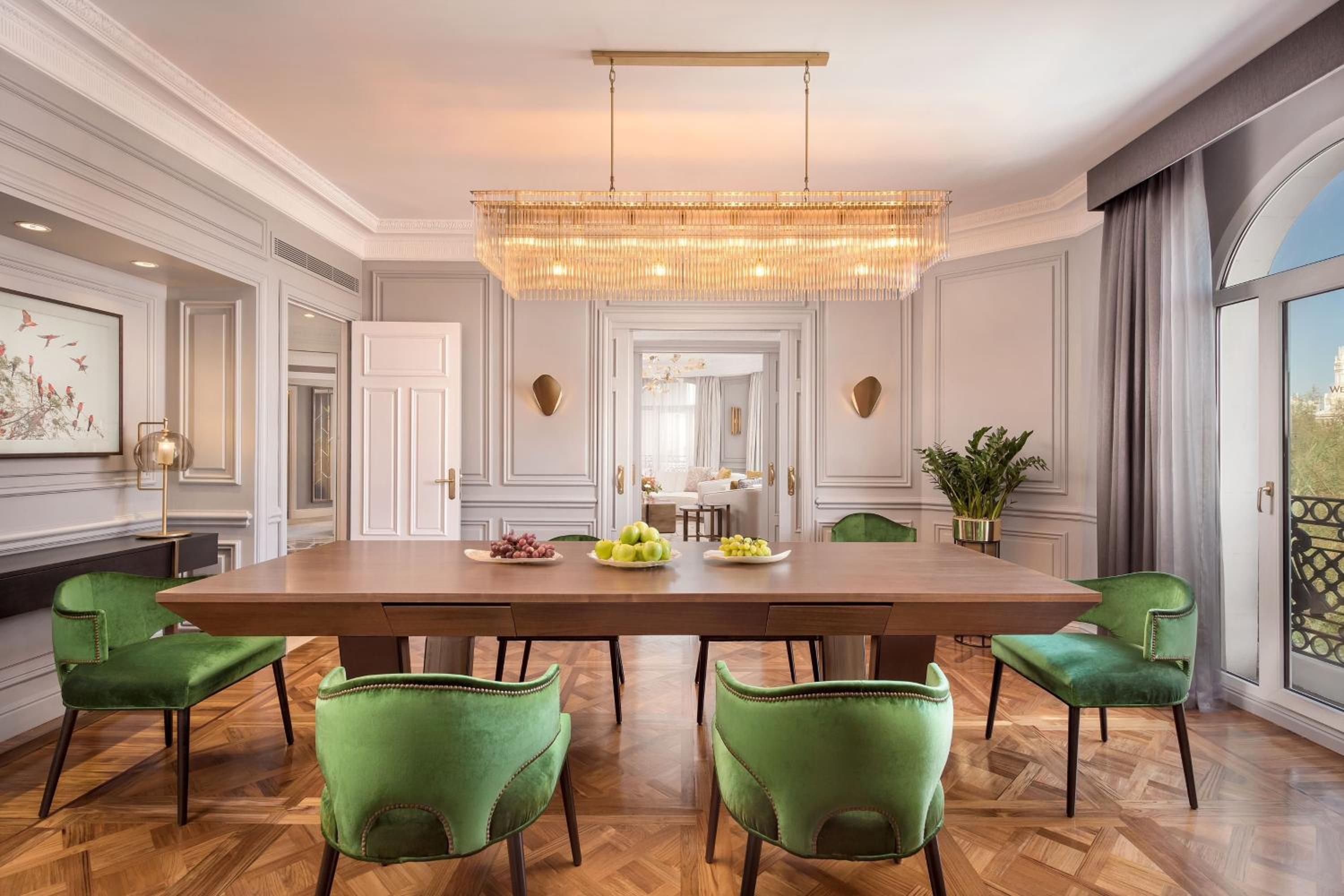 One-Bedroom Royal King Suite with Fountain View