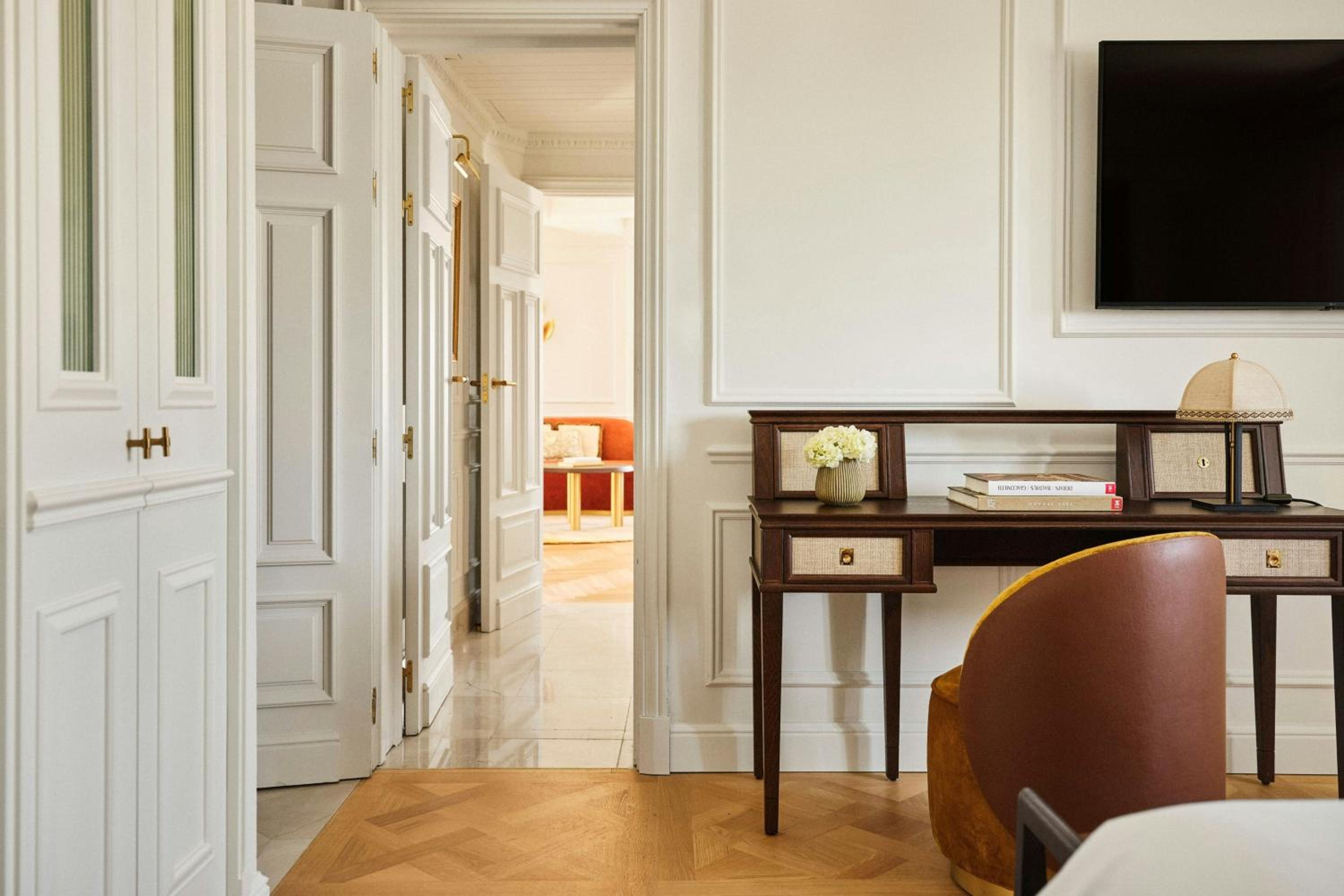 One-Bedroom Cortes King Suite with Parliament View thumbnail 5