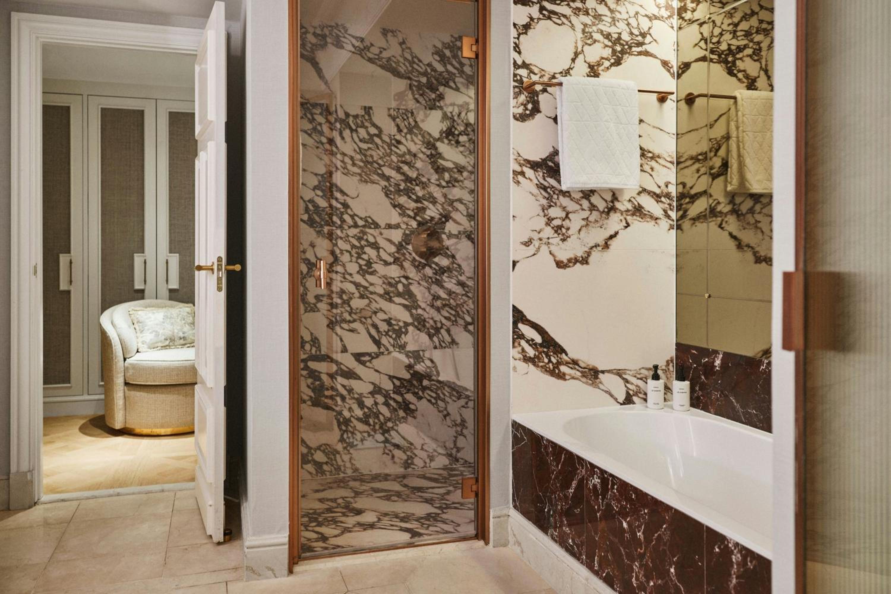 One-Bedroom Neptuno King Suite