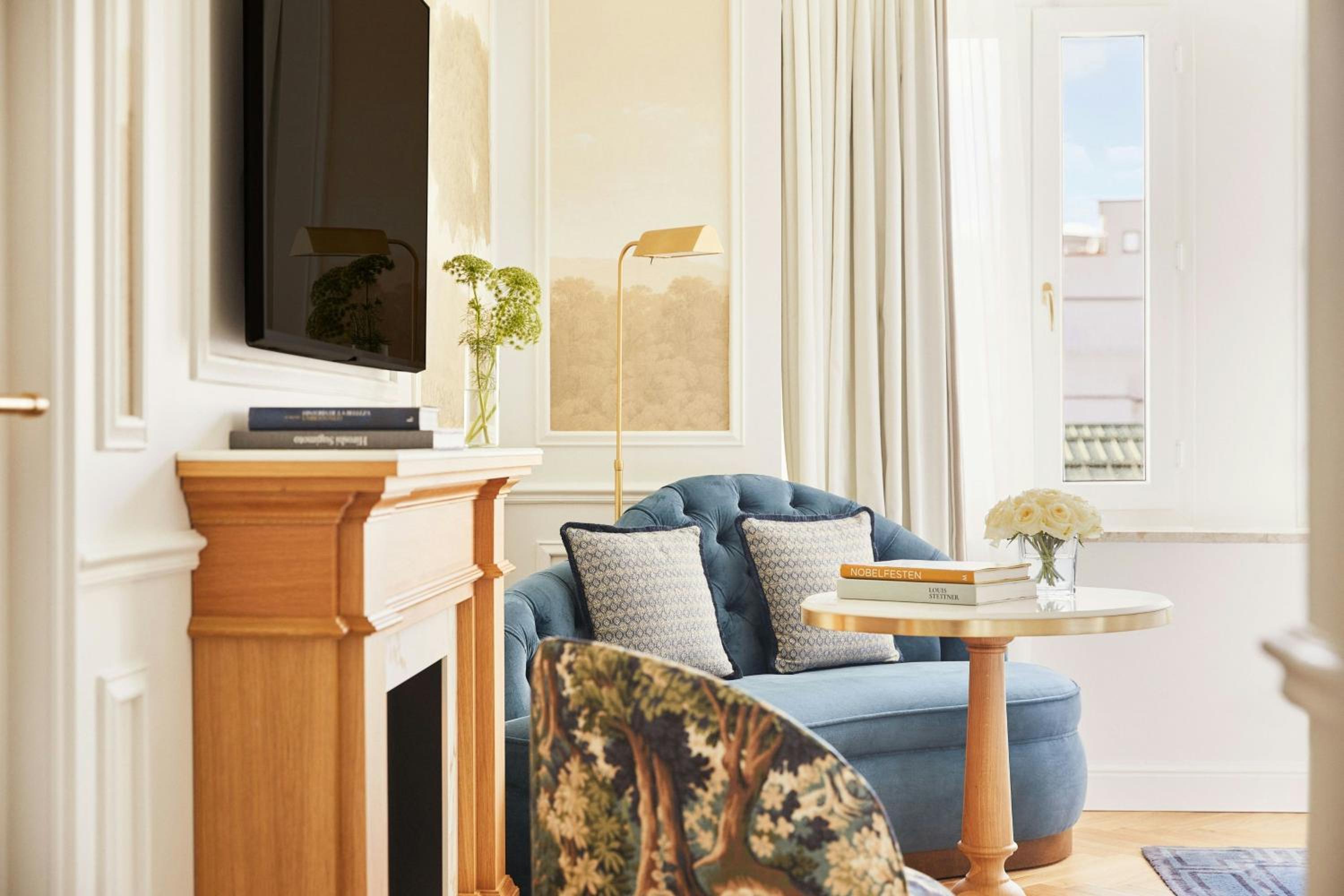 Deluxe King Room with Courtyard View