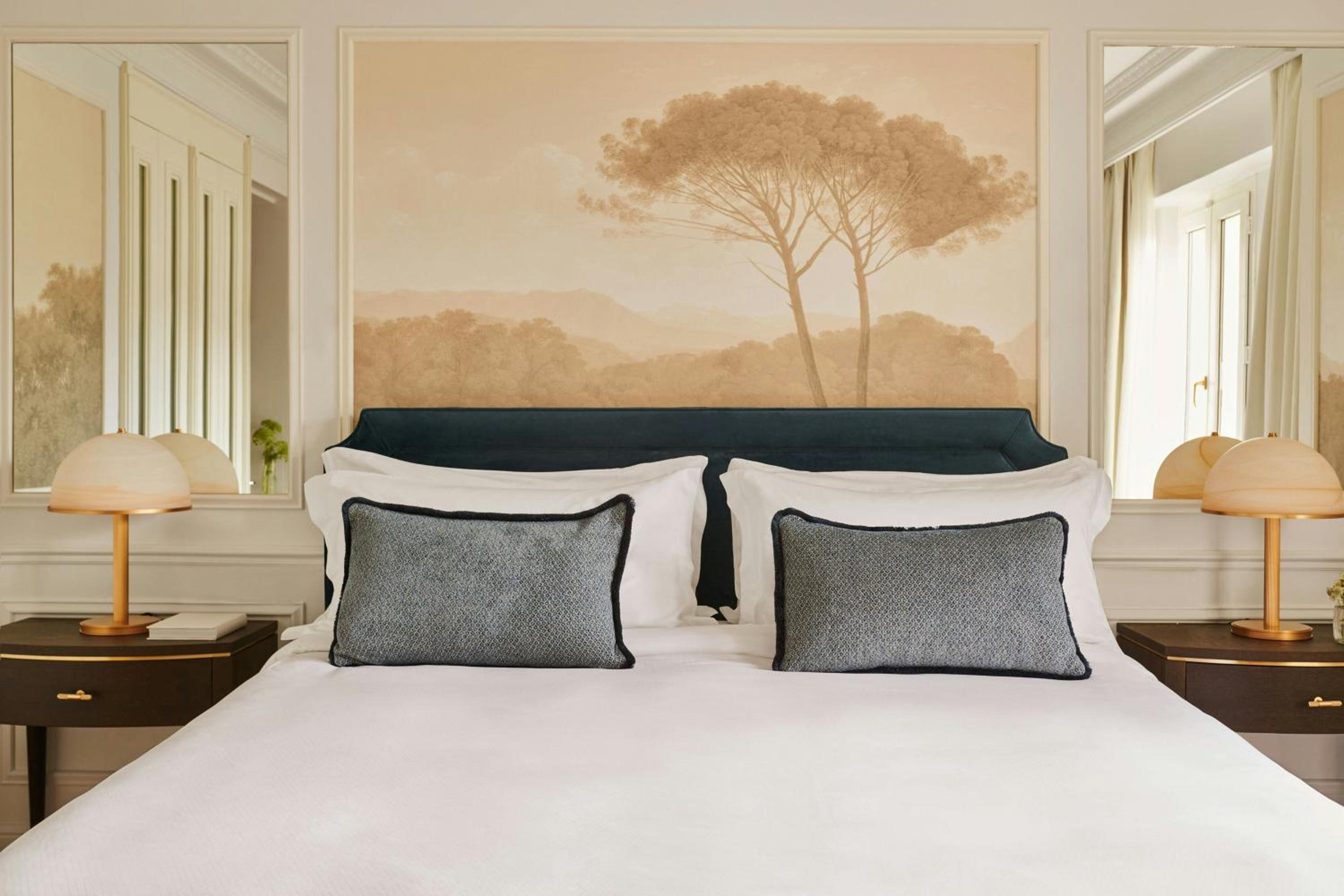 Premium Cortes King Room with Parliament View