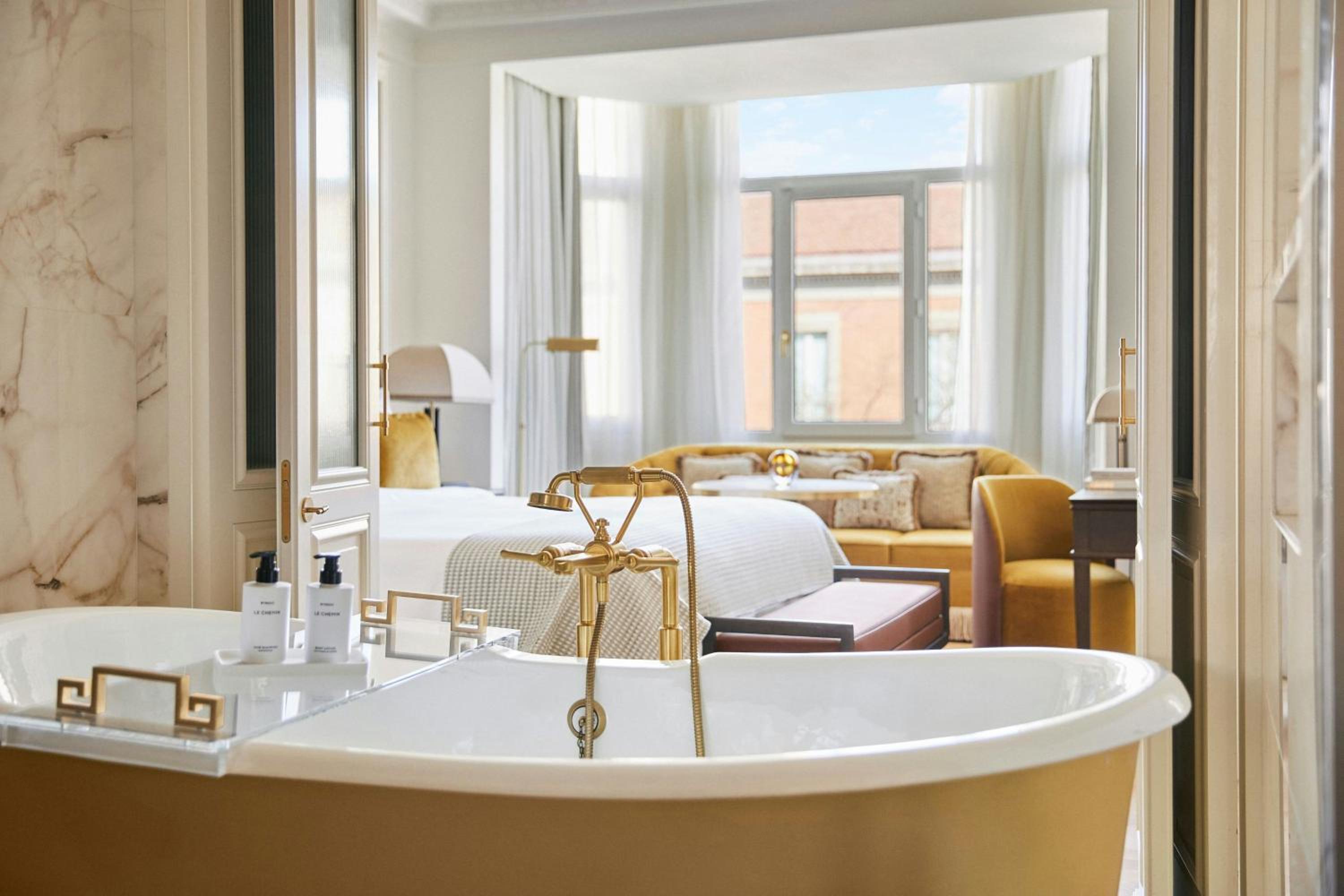 One-Bedroom Neptuno King Suite
