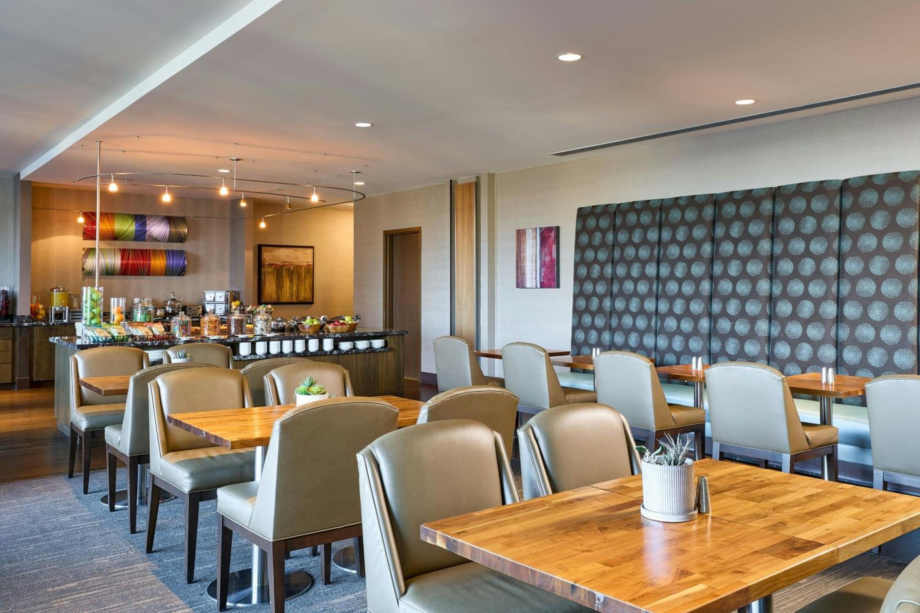 Club King Room with Club Lounge Access and Tub - Mobility and Hearing Accessible - Photo 9