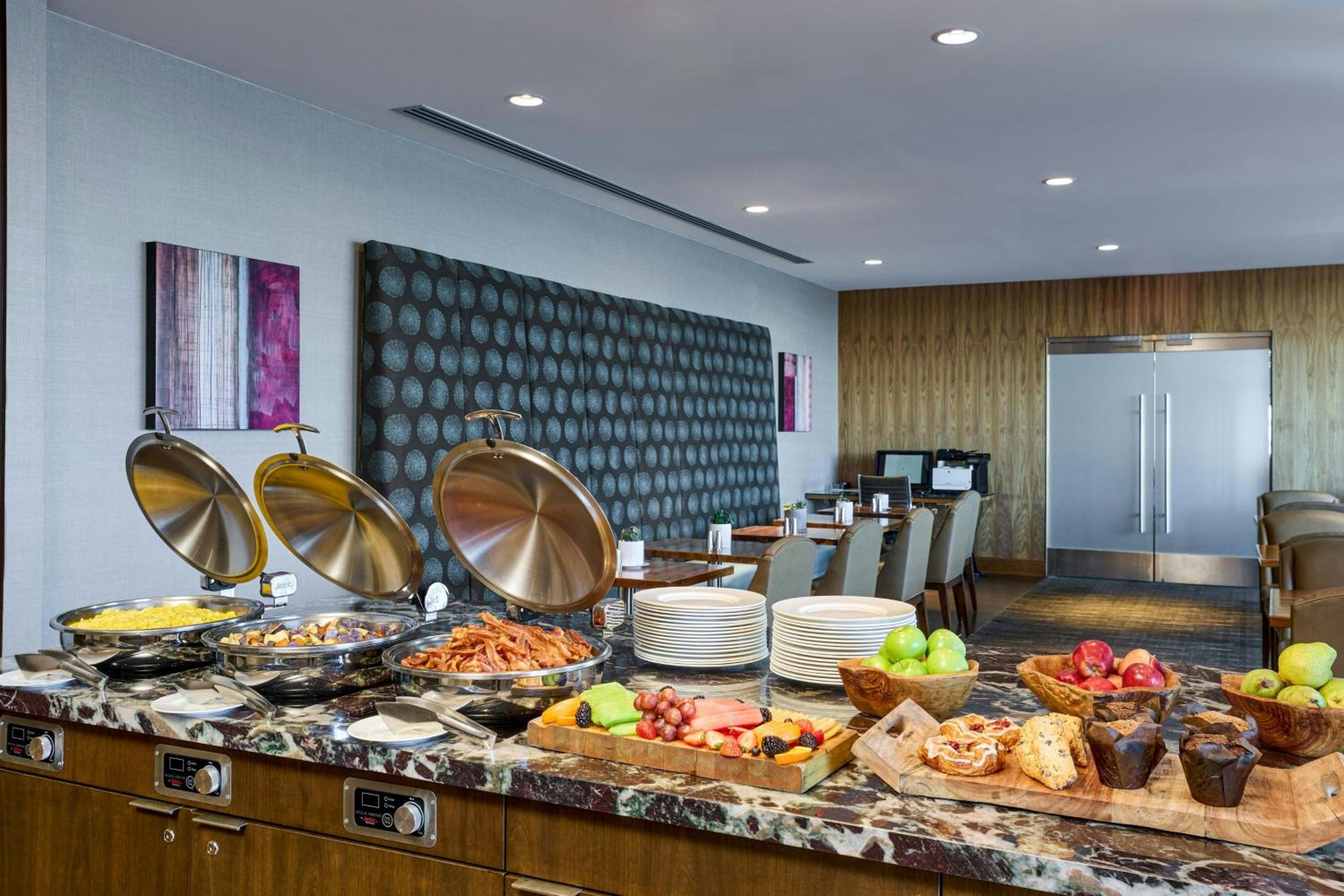 Club King Room with Club Lounge Access and Tub - Mobility and Hearing Accessible - Photo 11