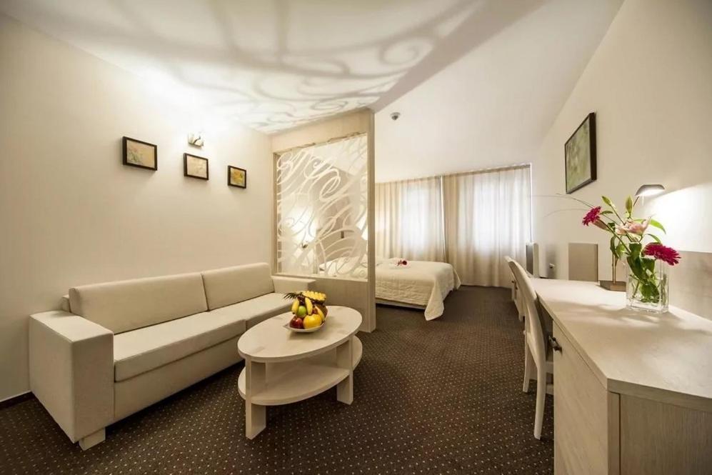 Large Double Room - Photo 2