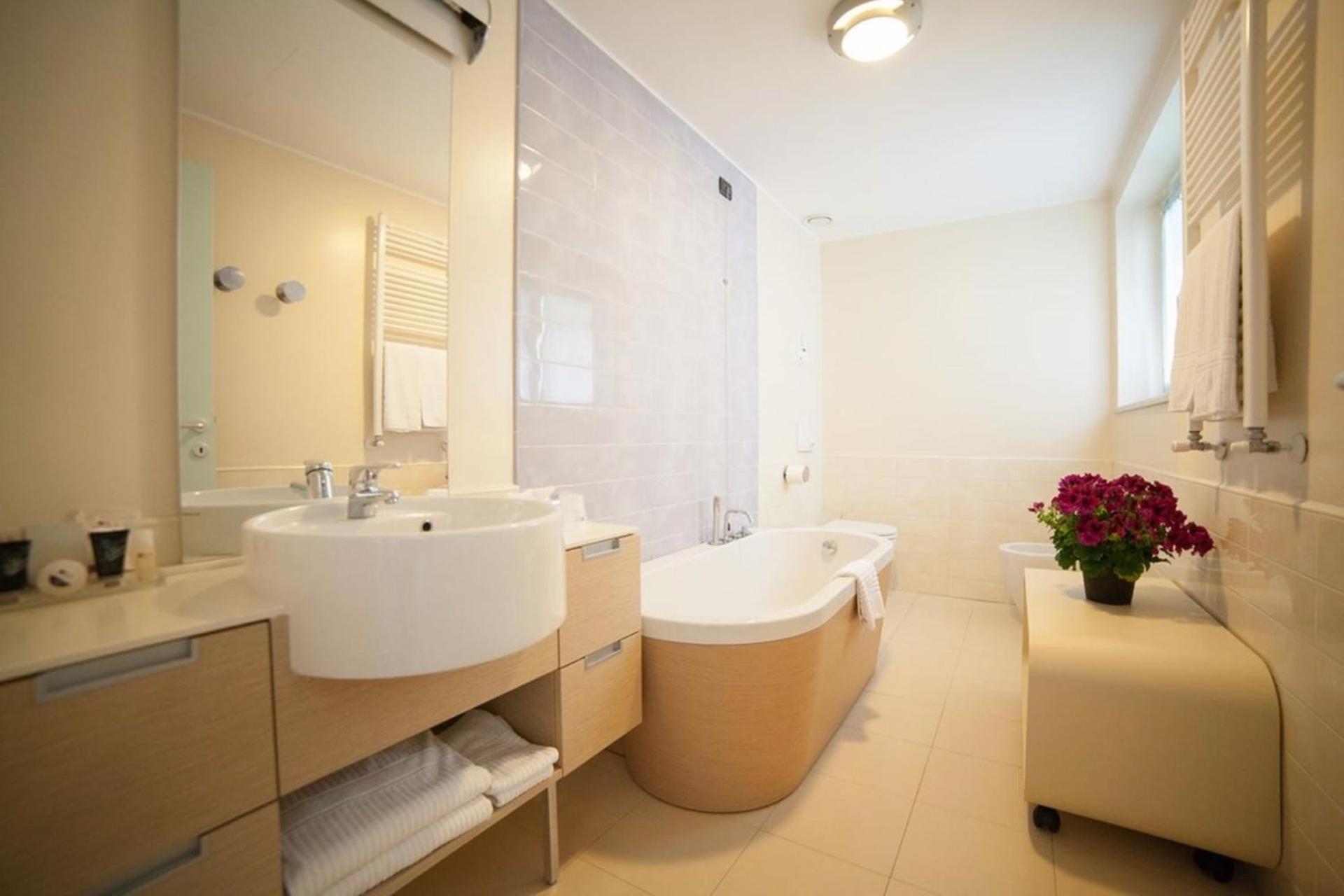 Deluxe Double Room with Bath - Photo 2