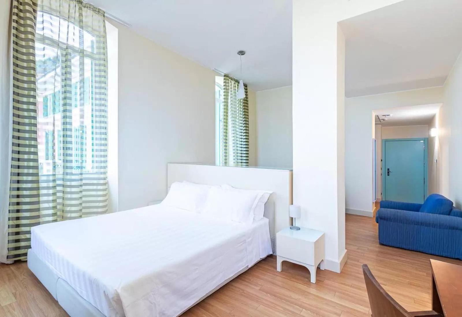 Deluxe Double Room with Bath - Photo 4