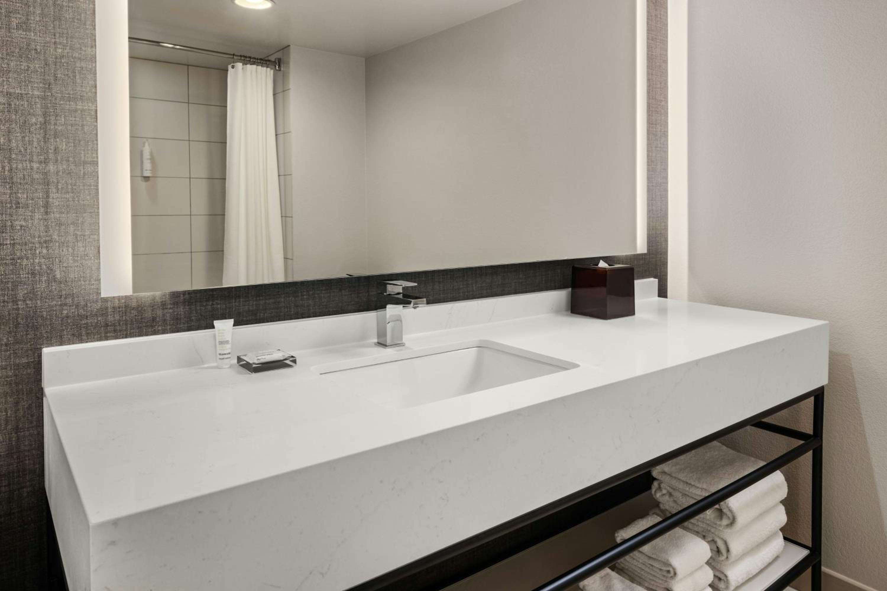 King Room with Roll-in Shower - Mobility Accessible