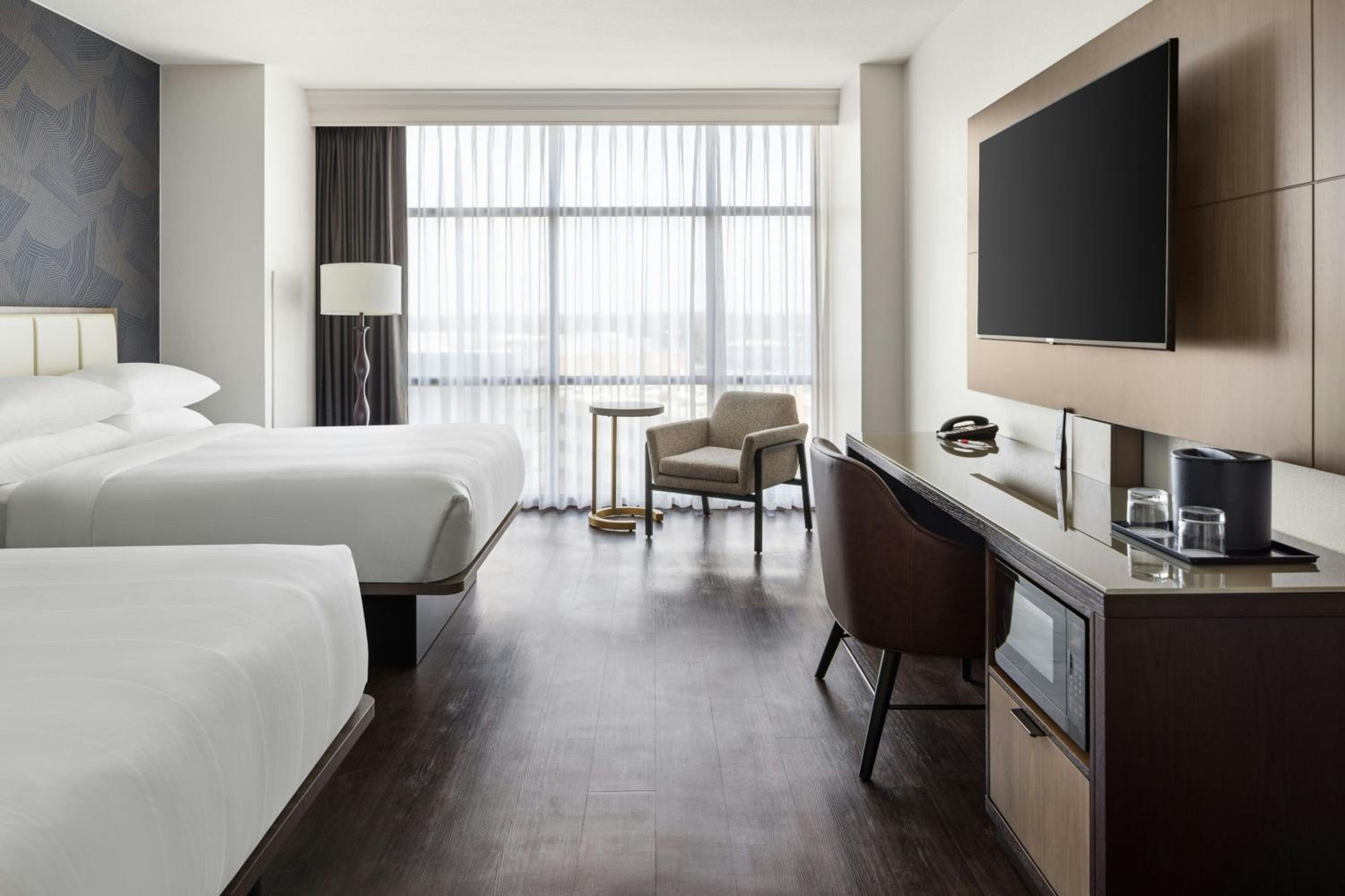 Double Room with Tub - Concierge Lounge Access/High Floor/Mobility/Hearing Accessible