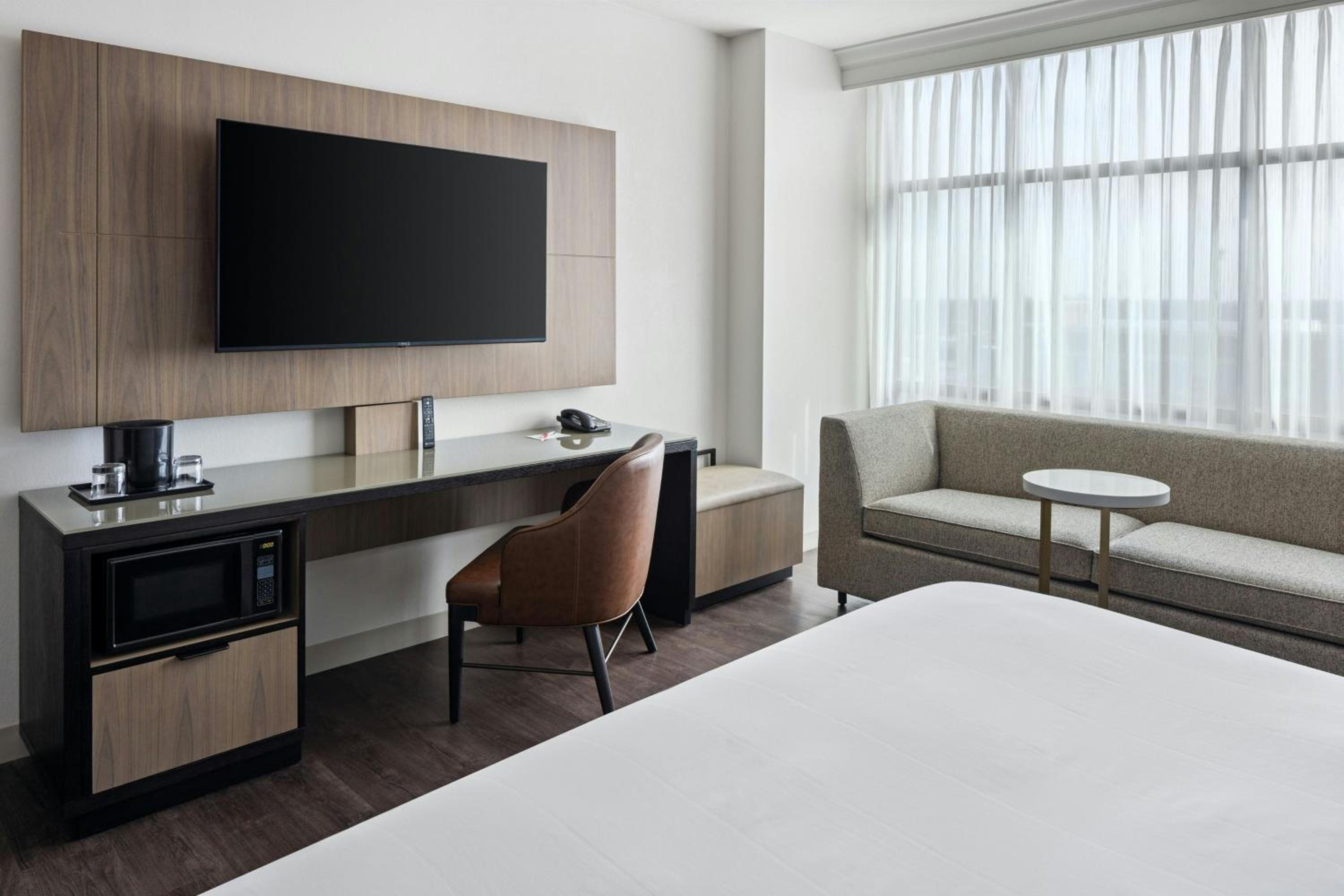 King Room with Roll-In Shower - Concierge Lounge Access/High Floor/Mobility/Hearing Accessible