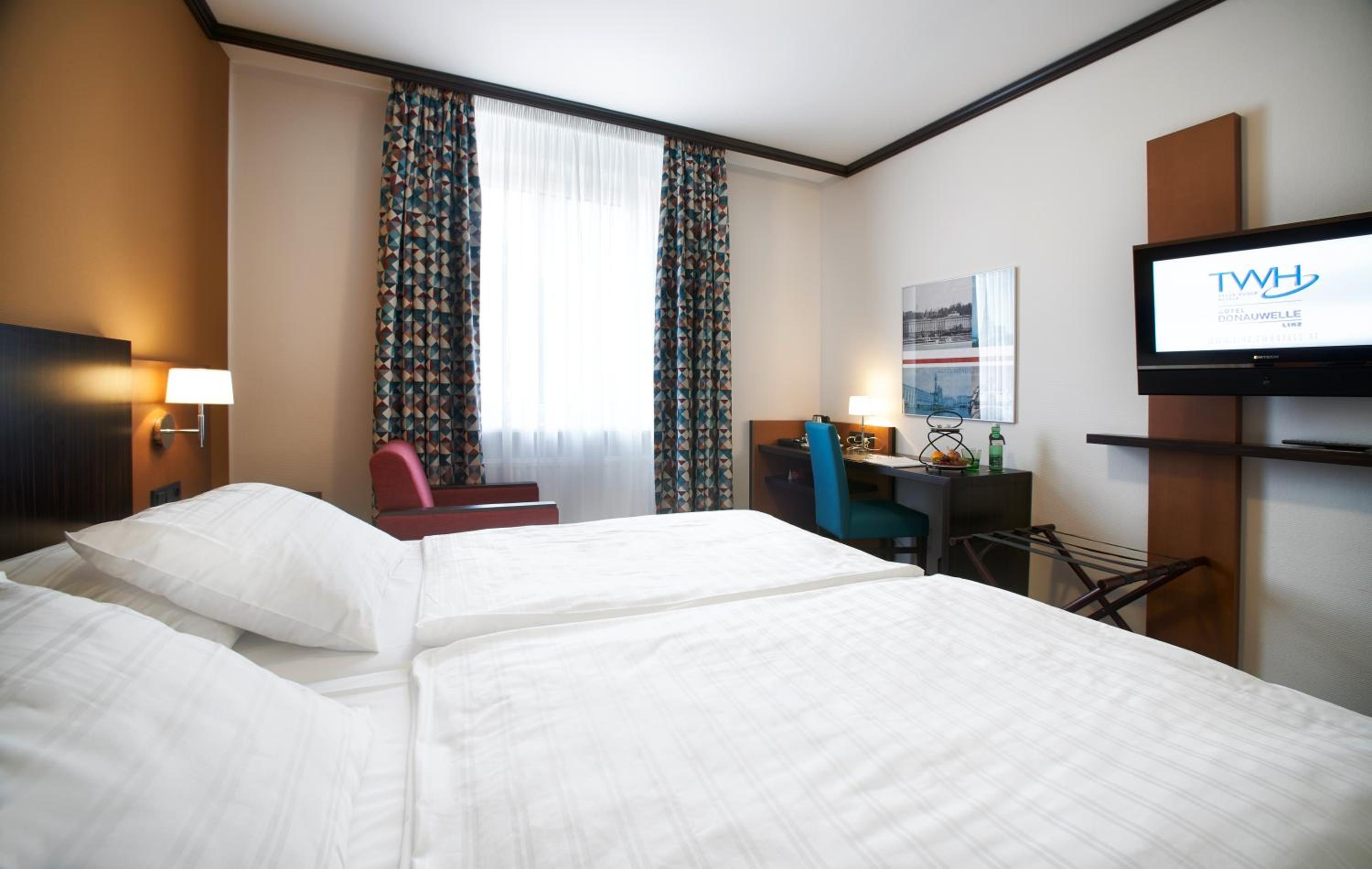 Comfort room with queen-size bed photo 1