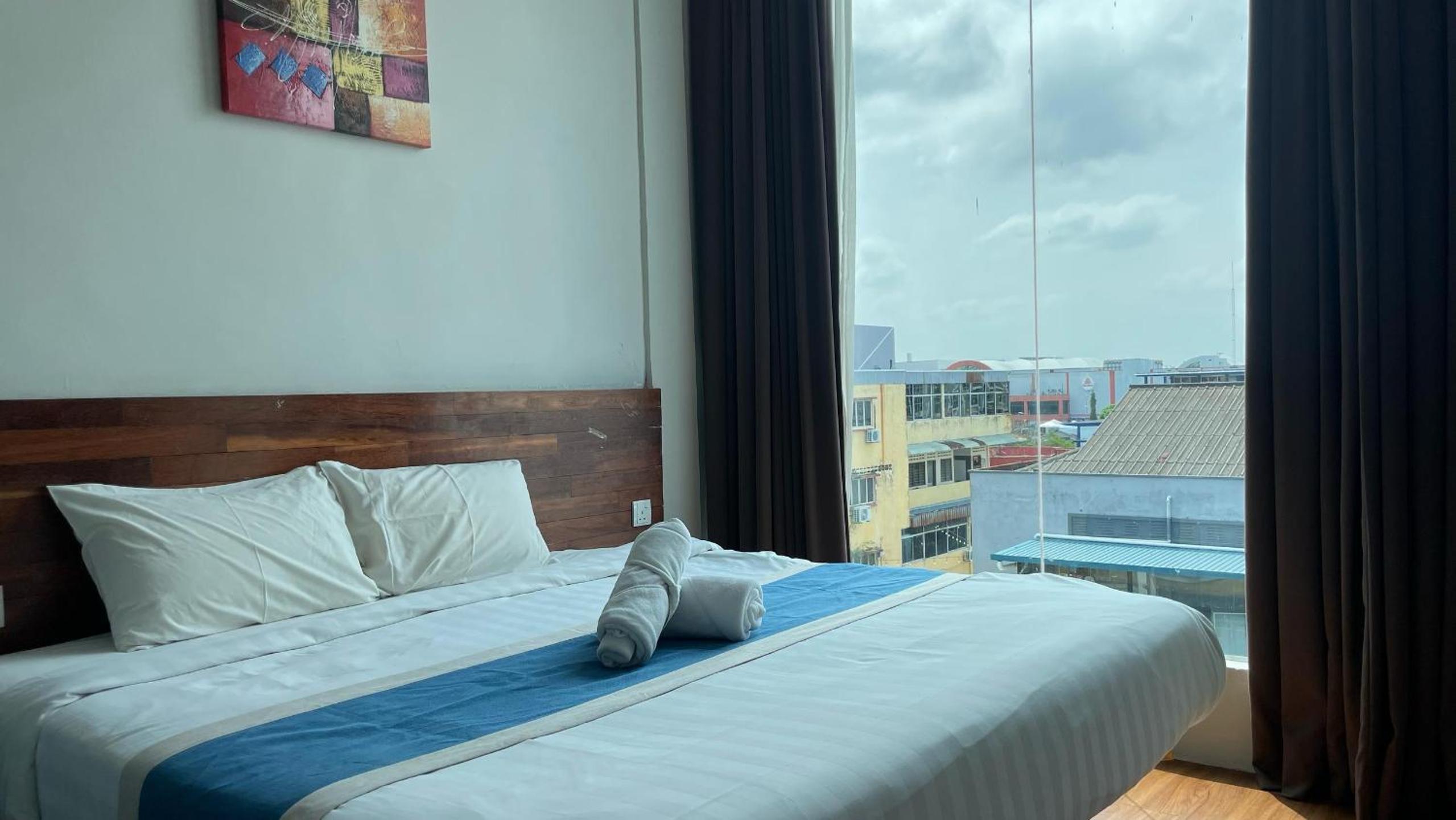Deluxe King Room - Photo 1