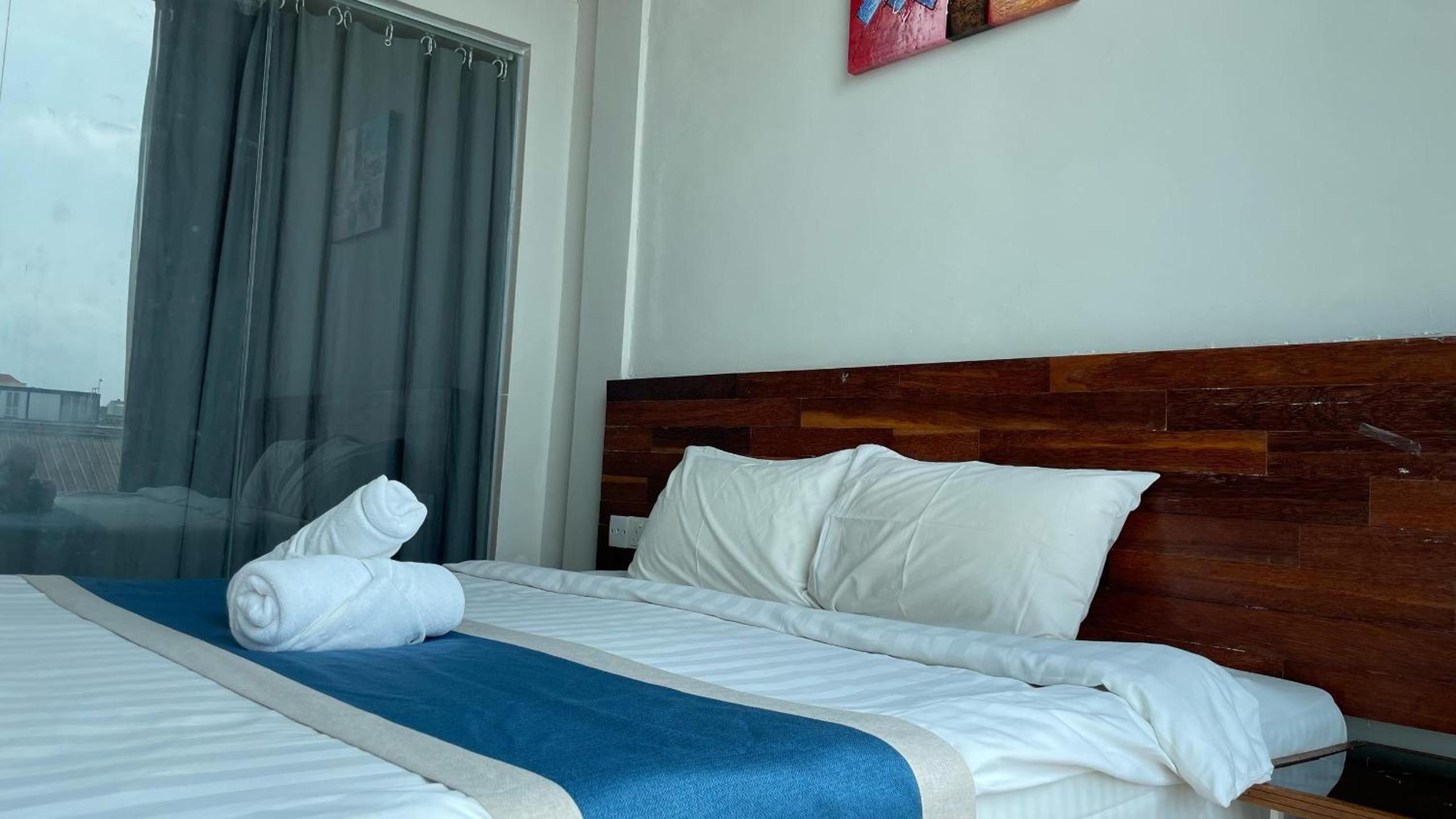 Deluxe King Room - Photo 2