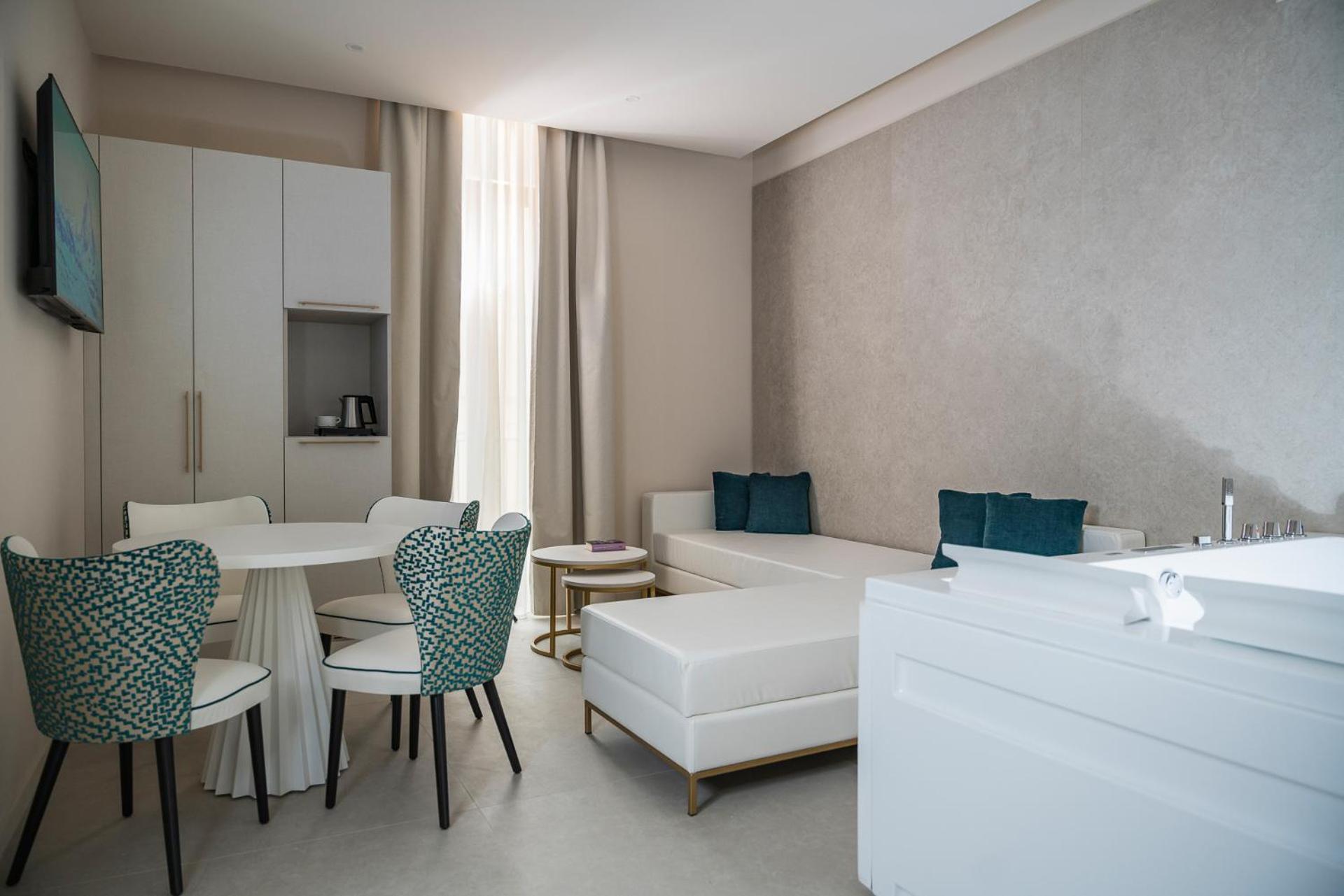 Deluxe Suite with Spa Bath photo 2