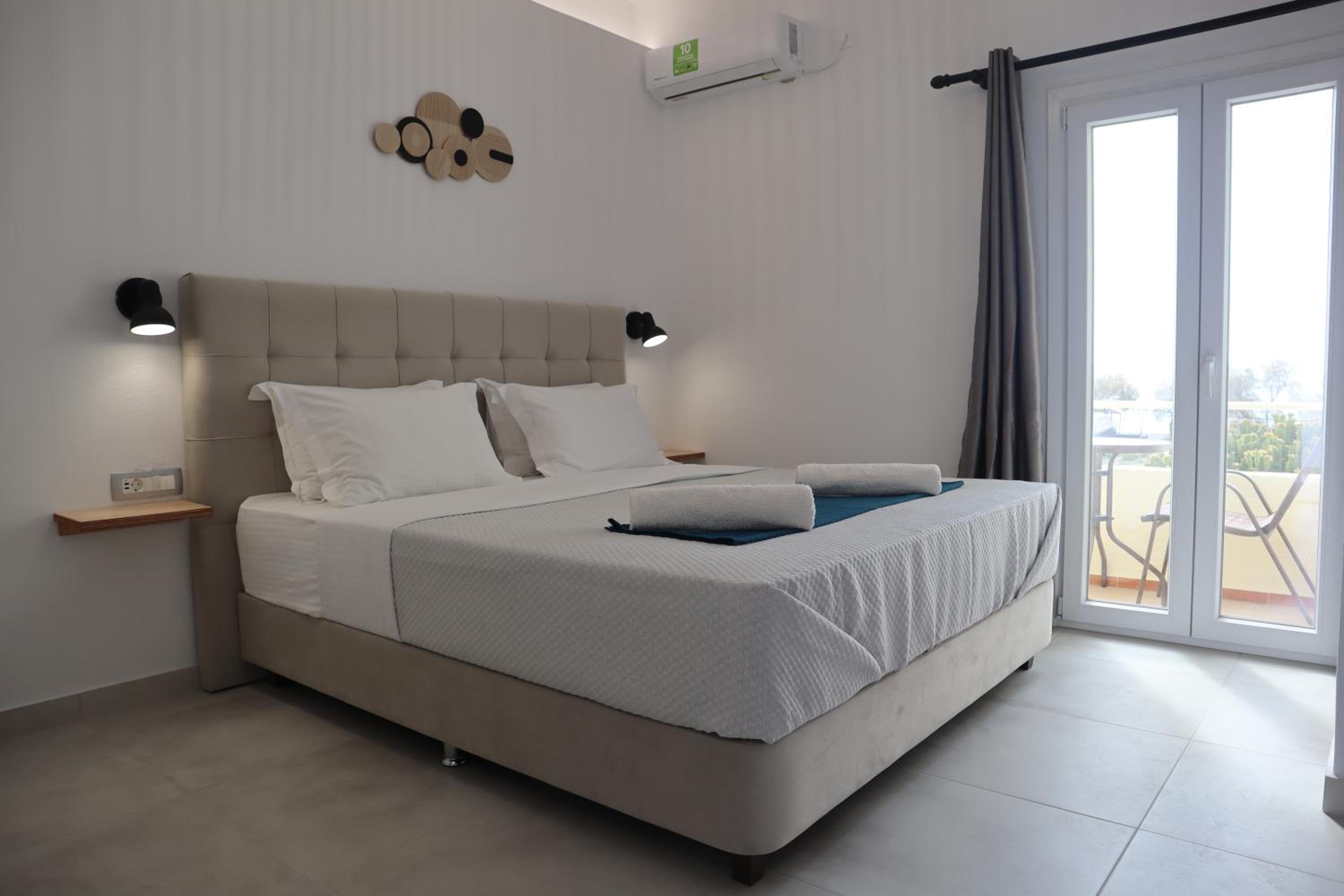 Deluxe Double Room with Balcony and Sea View photo 2