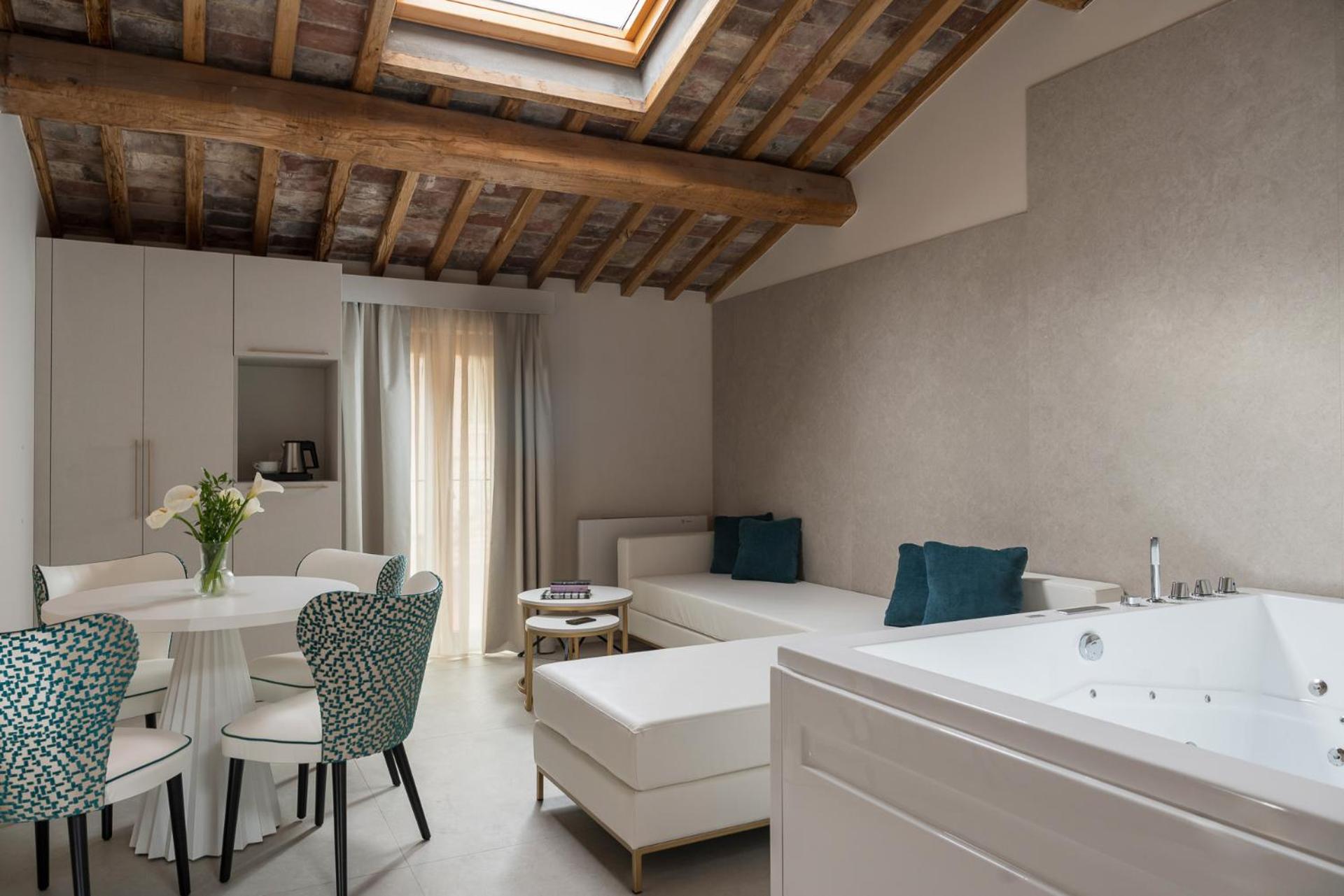 Deluxe Suite with Spa Bath photo 3
