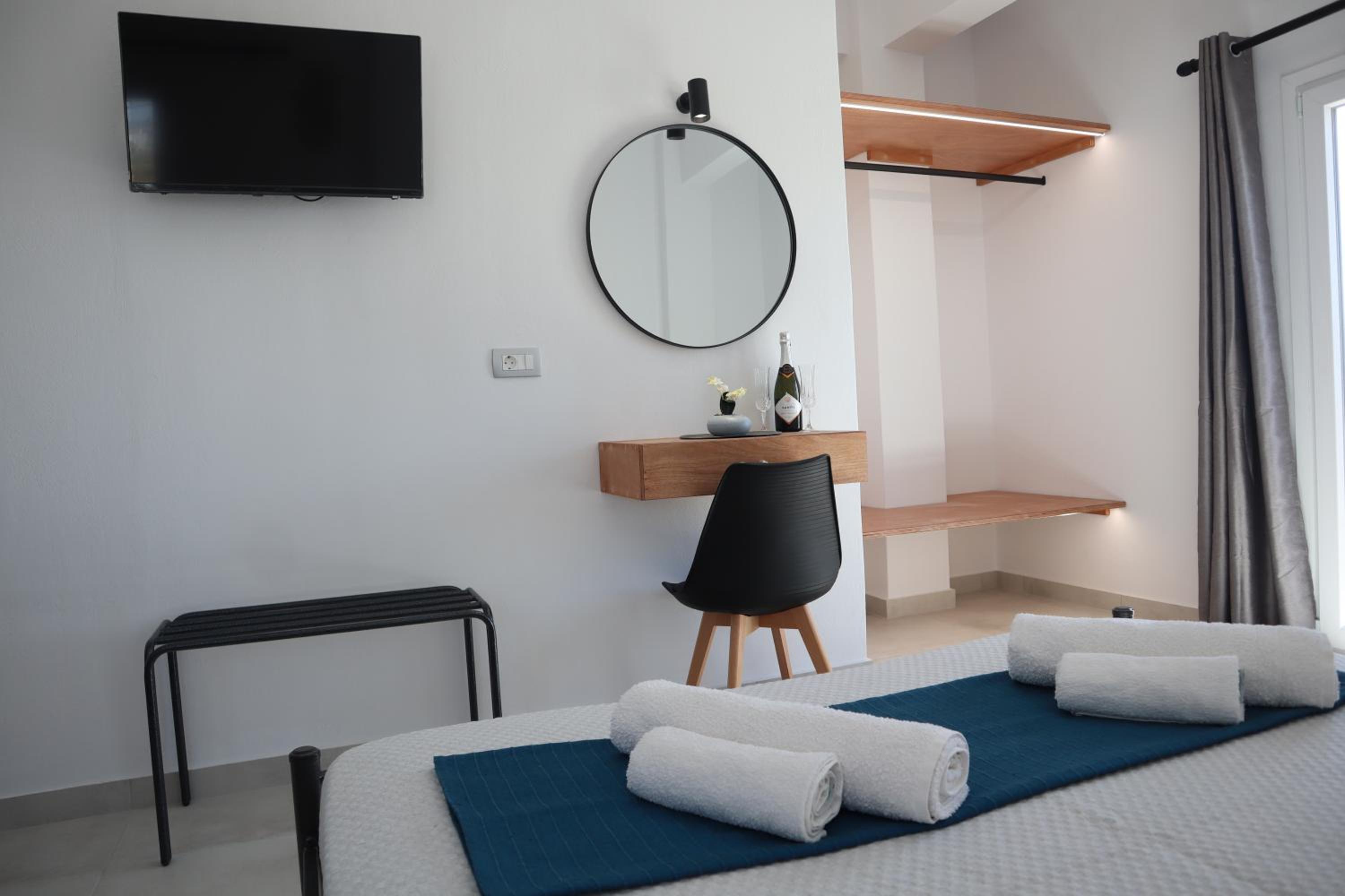 Deluxe Triple Room with Sea View photo 2