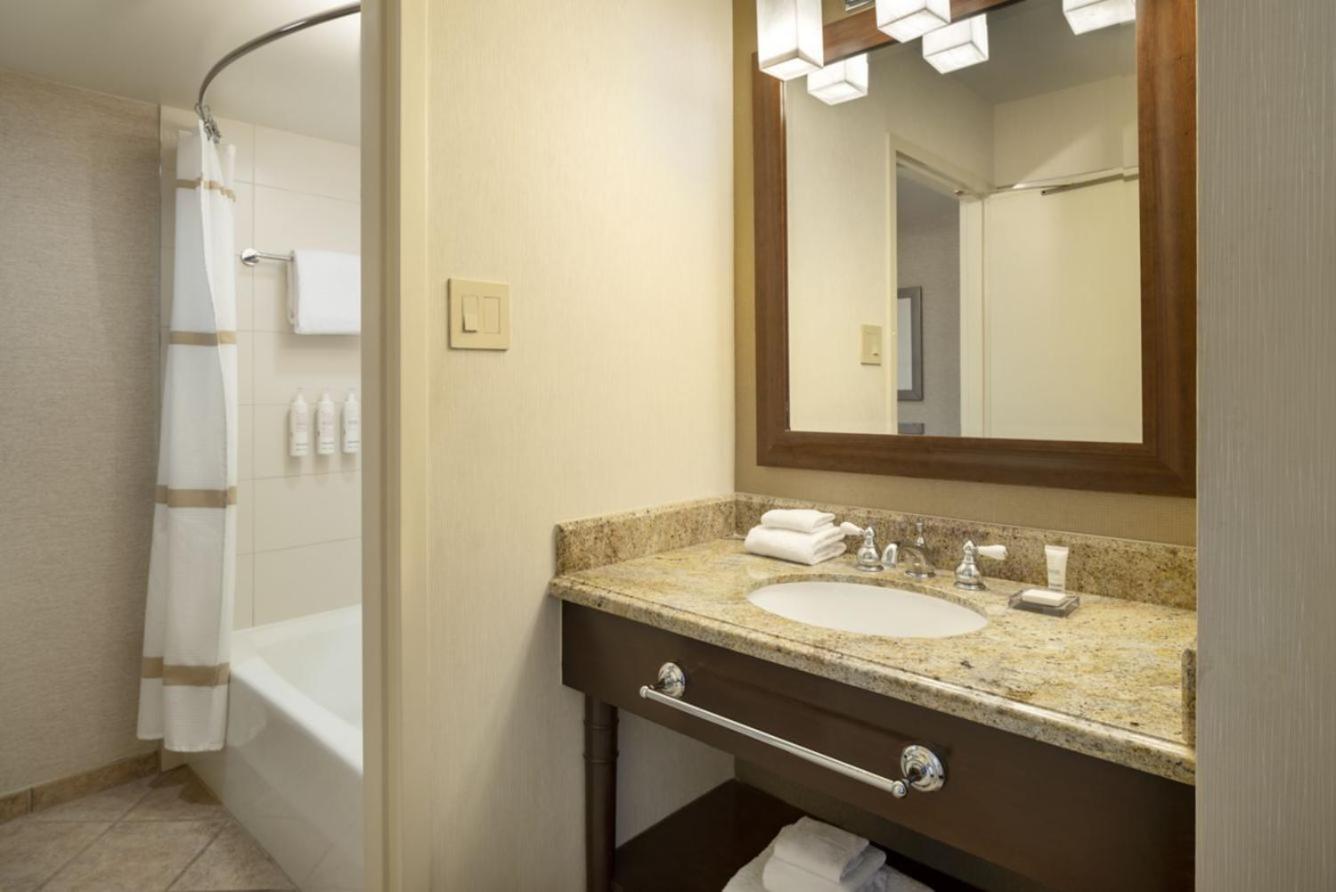 King or Queen Room - Mobility Accessible with Tub photo 2