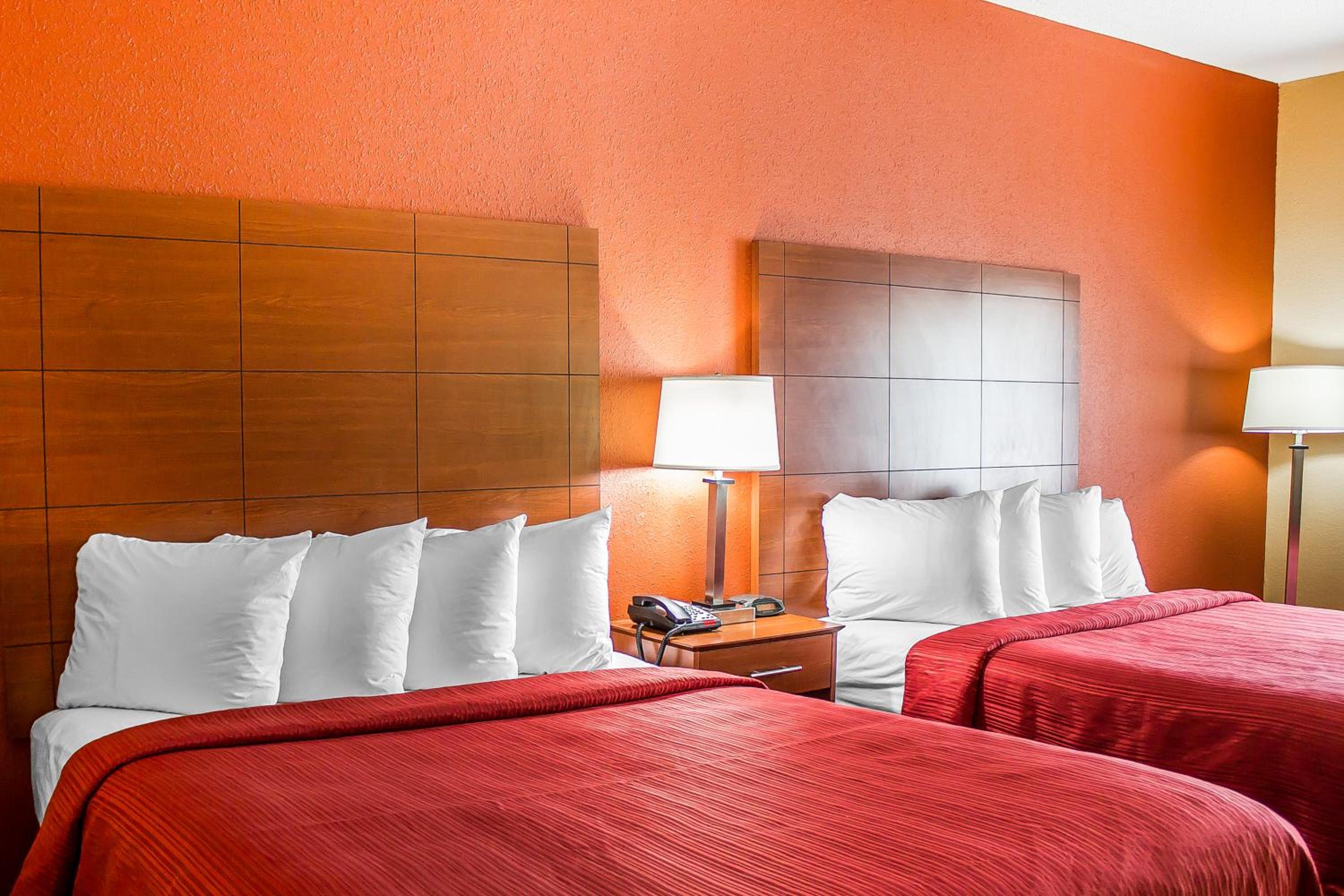 Queen Room with Two Queen Beds - Non-Smoking - Photo 4