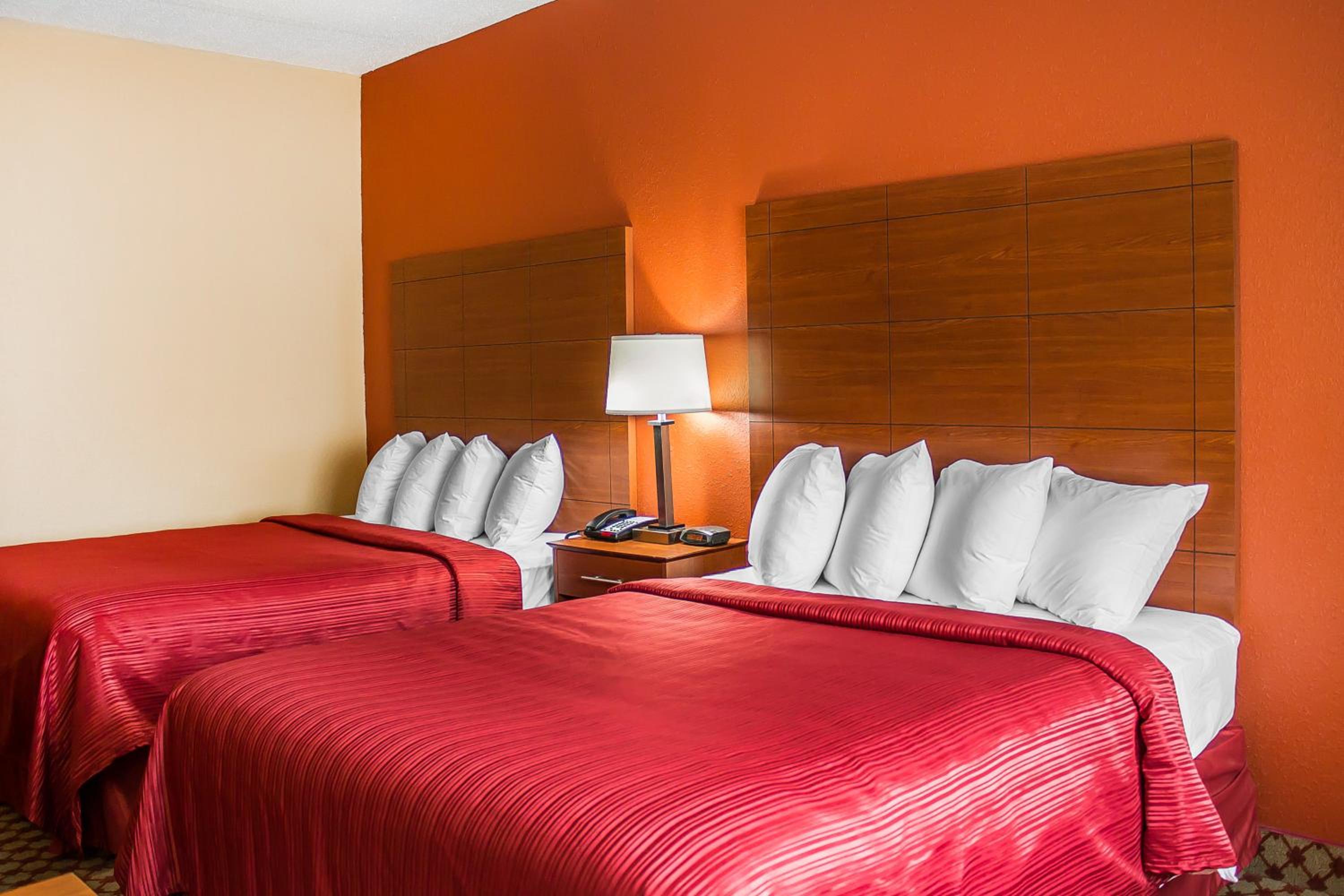 Queen Room with Two Queen Beds - Non-Smoking - Photo 1
