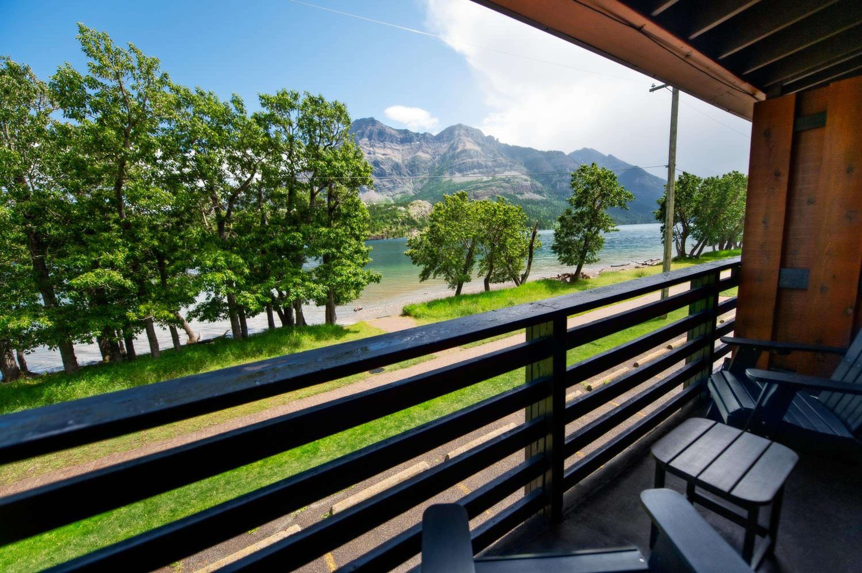 Queen Room with Two Queen Beds and Lakefront View photo 1