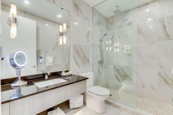 Deluxe room / Kitchenette / Artificial green wall view / Animals Permitted ($)