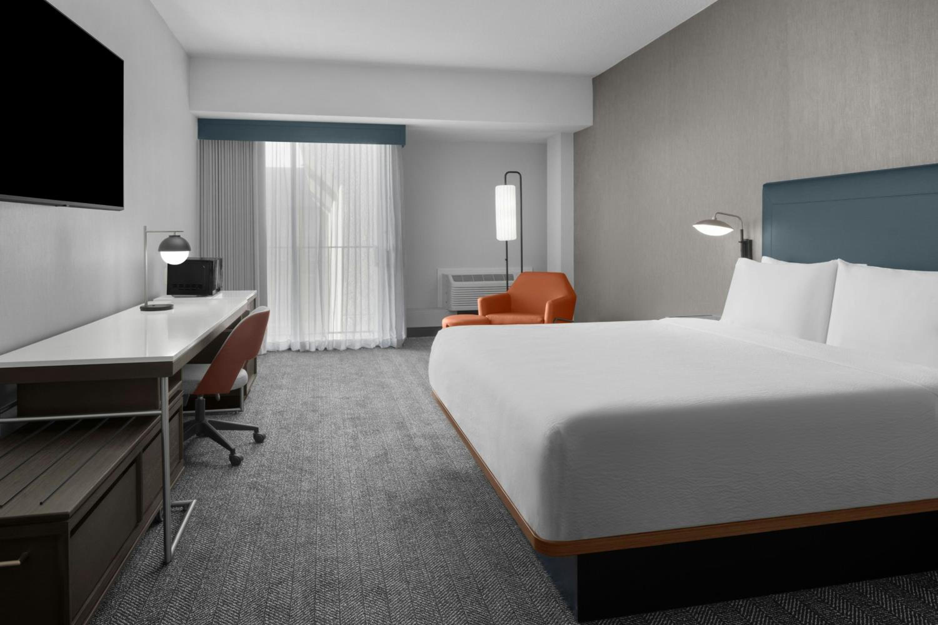 Larger King Room with Tub - Mobility/Hearing Accessible photo 1