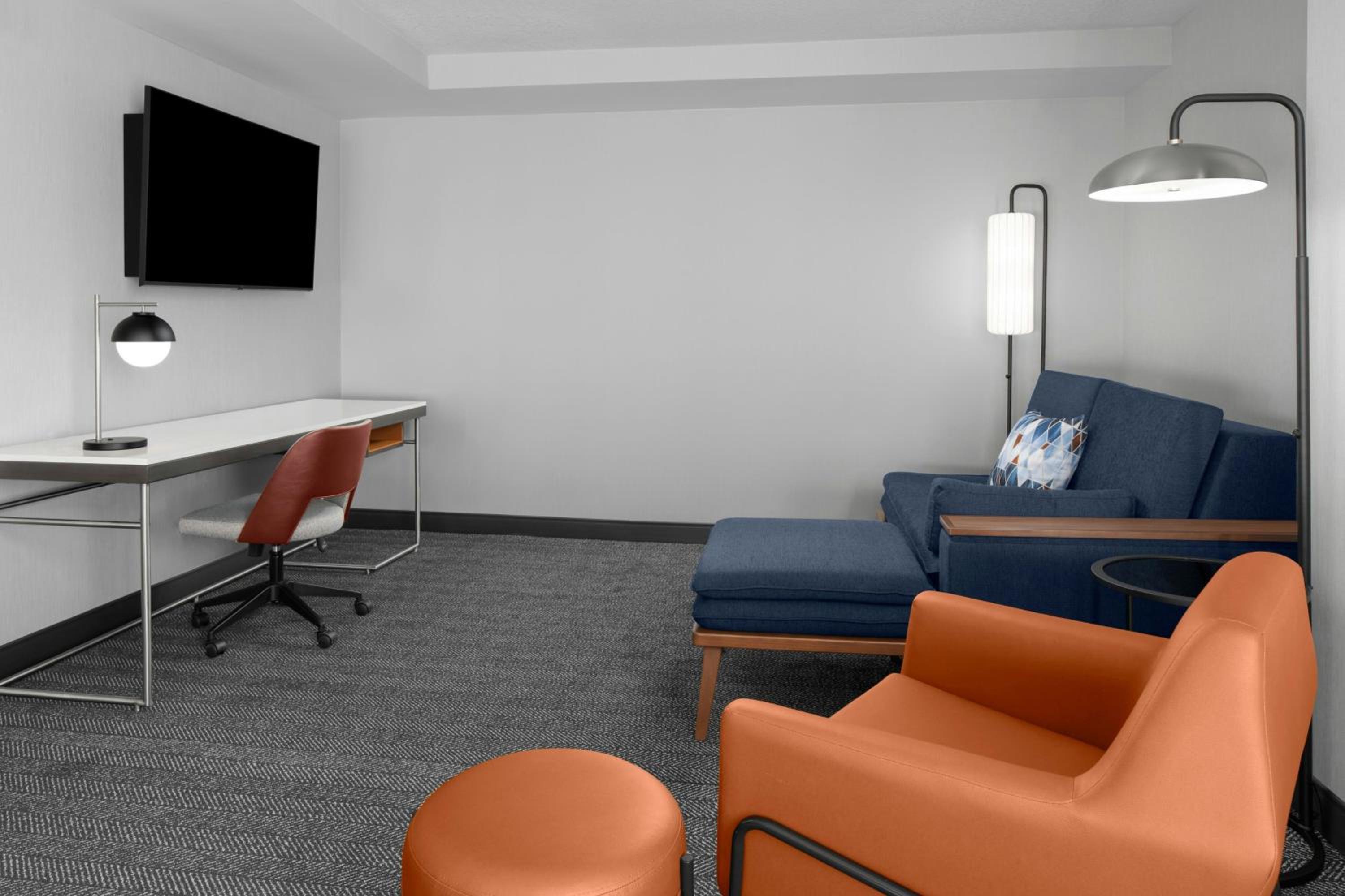 One-Bedroom Queen Suite with Two Queen Beds and Roll-In Shower - Mobility Access photo 3