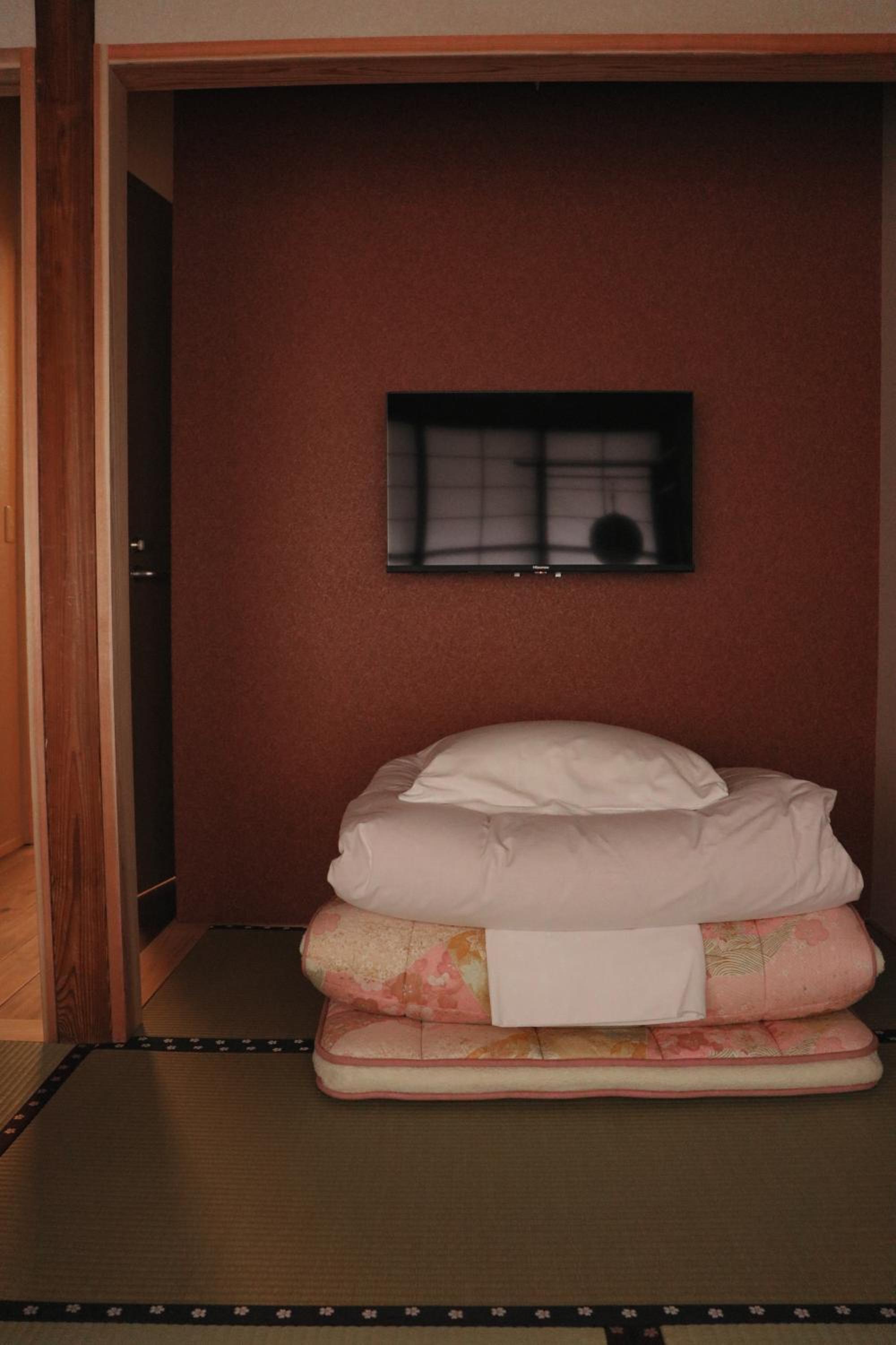 Single Room with Private Bathroom photo 2