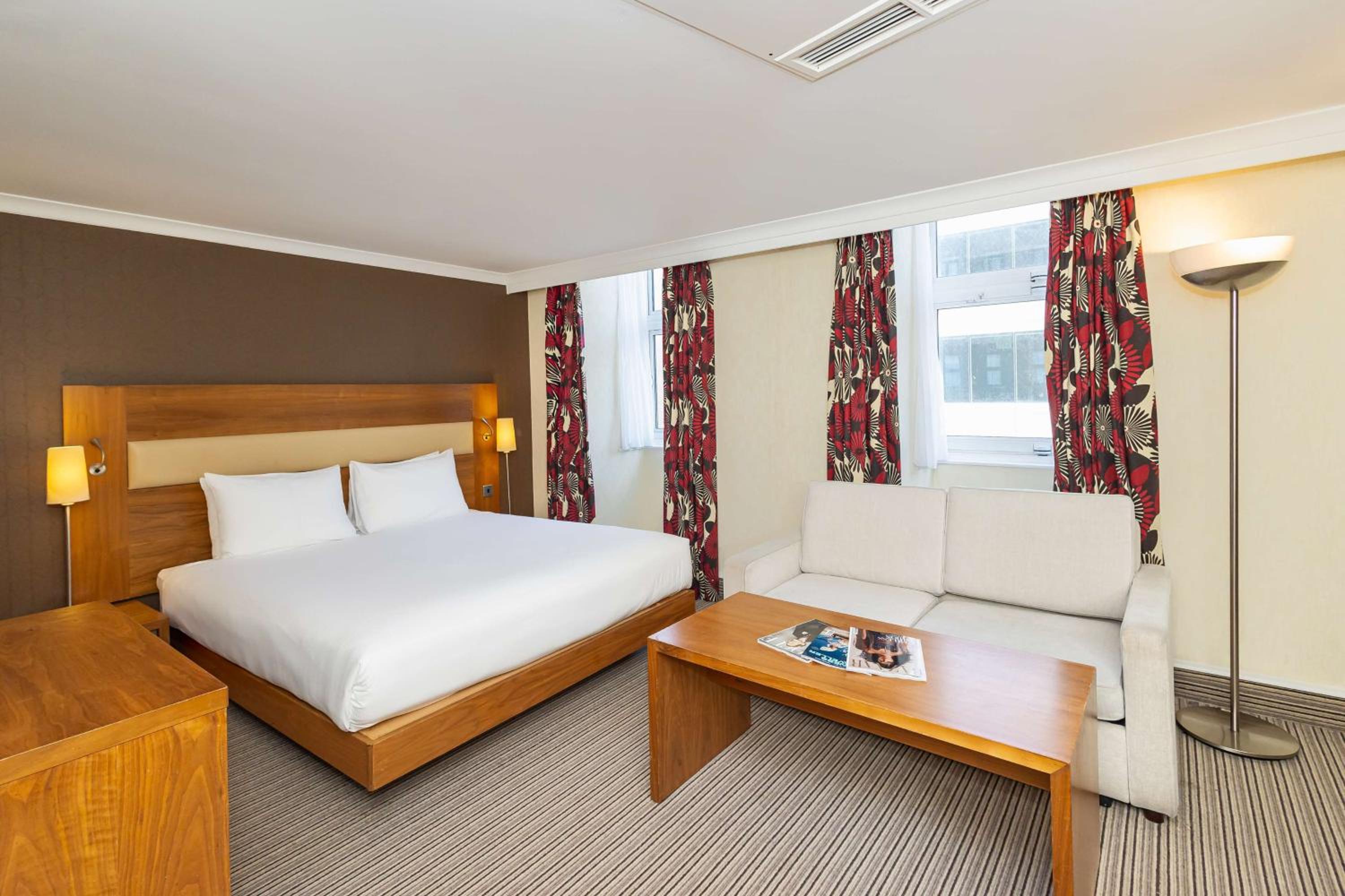 Hilton King Room with Sofa Bed photo 1