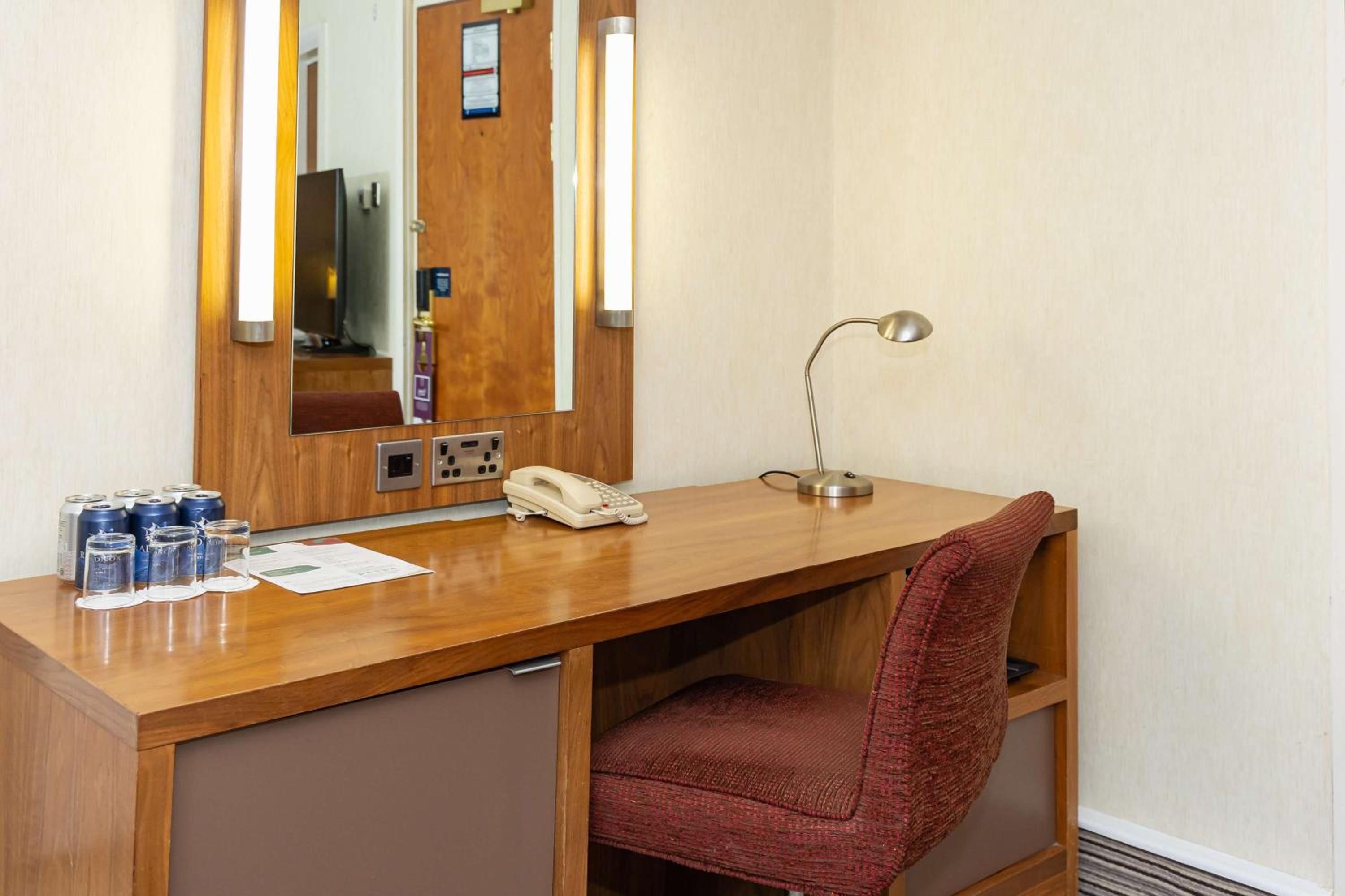Hilton King Room with Sofa Bed photo 3