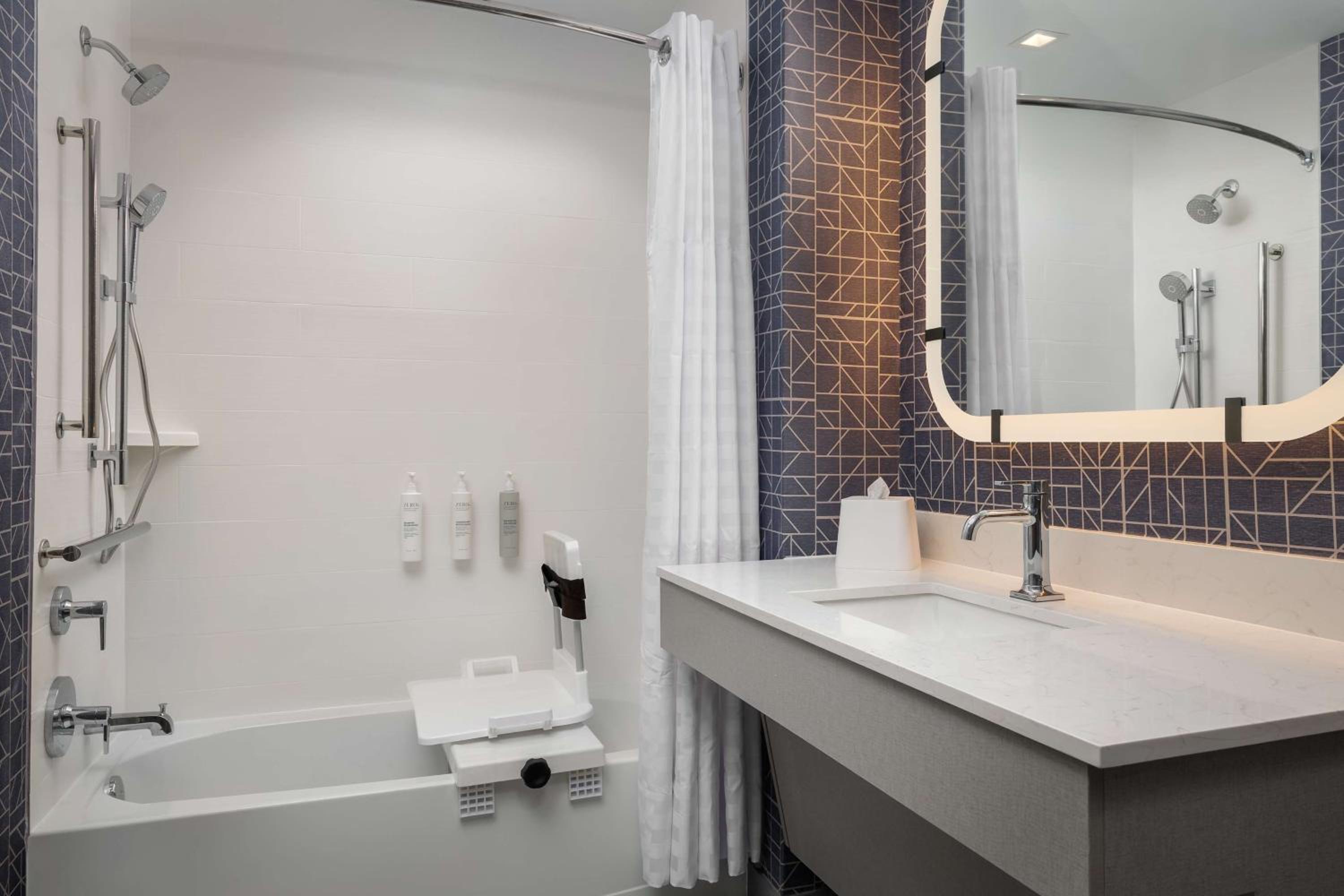 King Studio with Sofa Bed and Bath Tub - Mobility Accessible - Photo 5