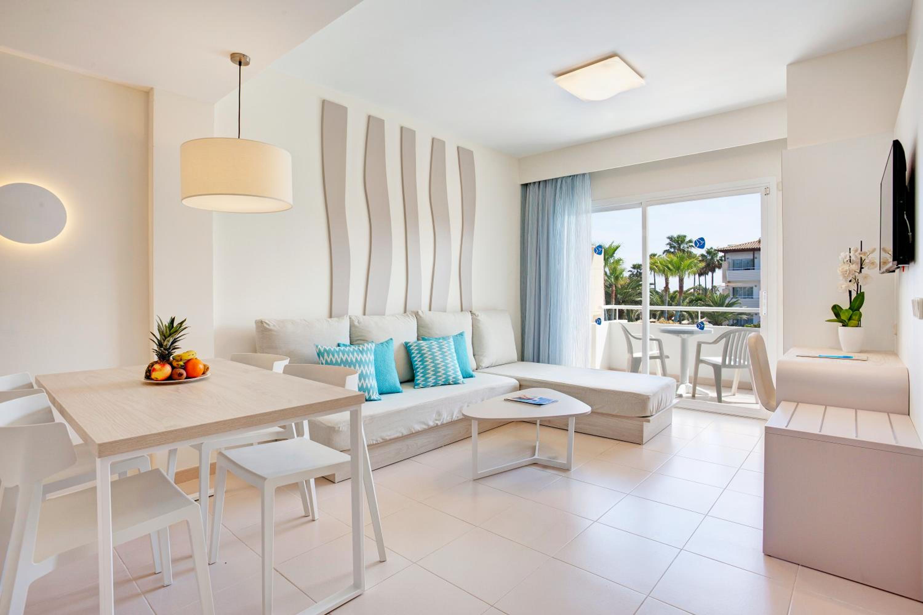 One-Bedroom Apartment with Side Sea View (2 Adultos + 1 Child) One-Bedroom Apartment with Side Sea View (2 Adultos + 1 Child)