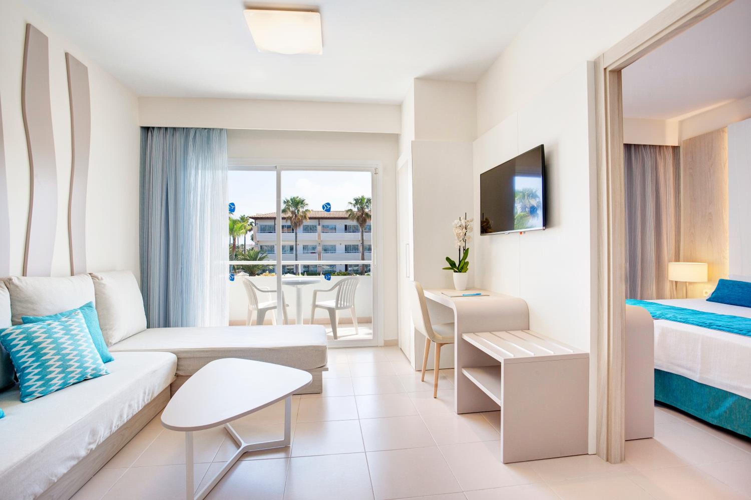 One-Bedroom Apartment with Side Sea View (2 Adults + 1 Child) photo 3