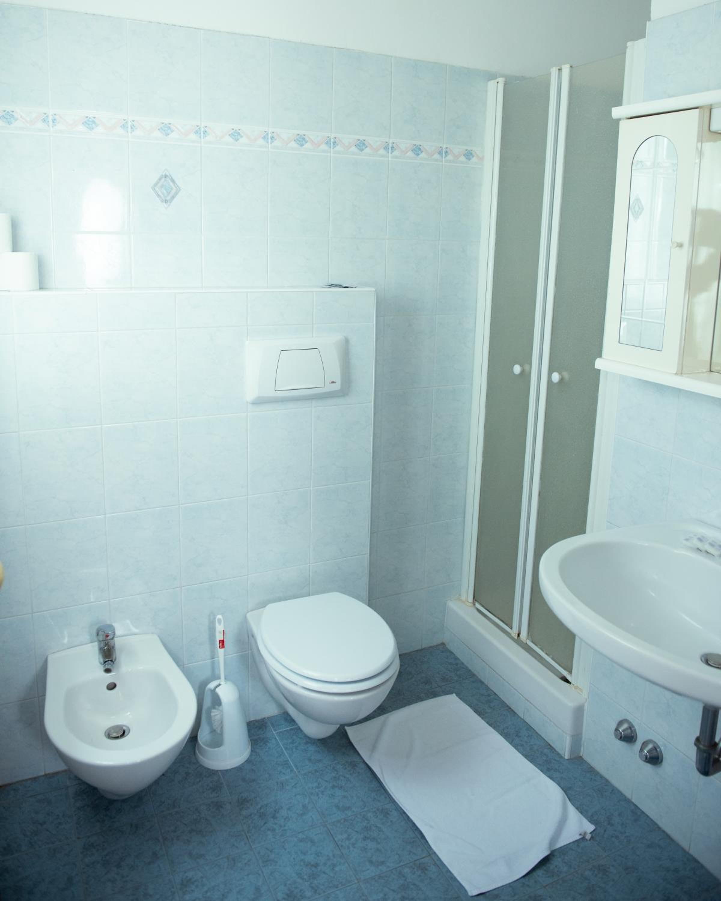 Quadruple Room with Private Bathroom