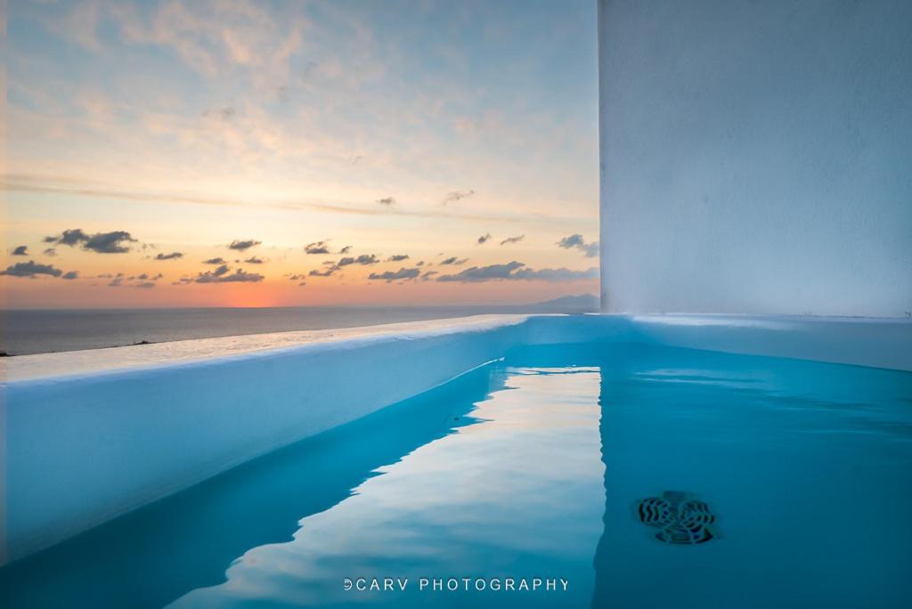 Suite with Hot Tub photo 2