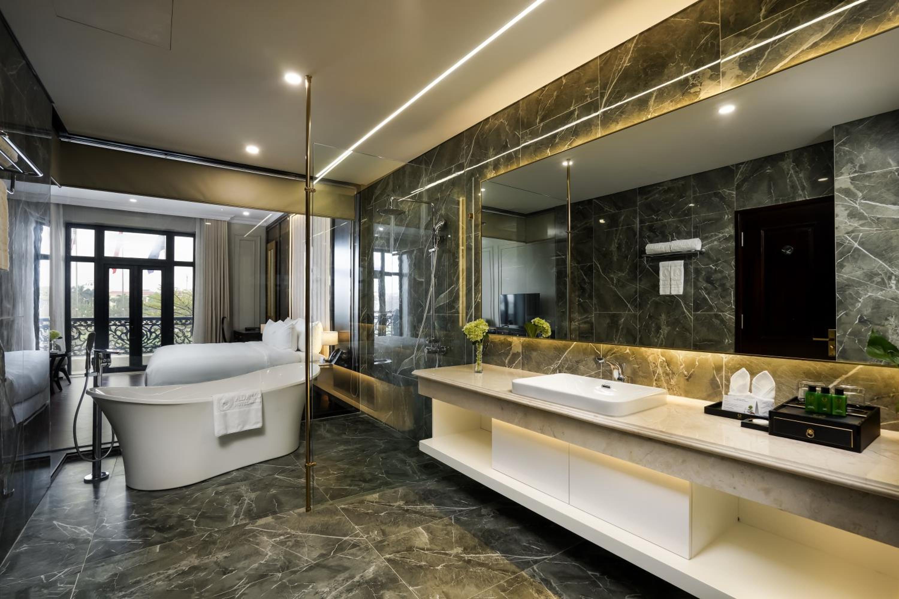 King Suite with Balcony photo 1